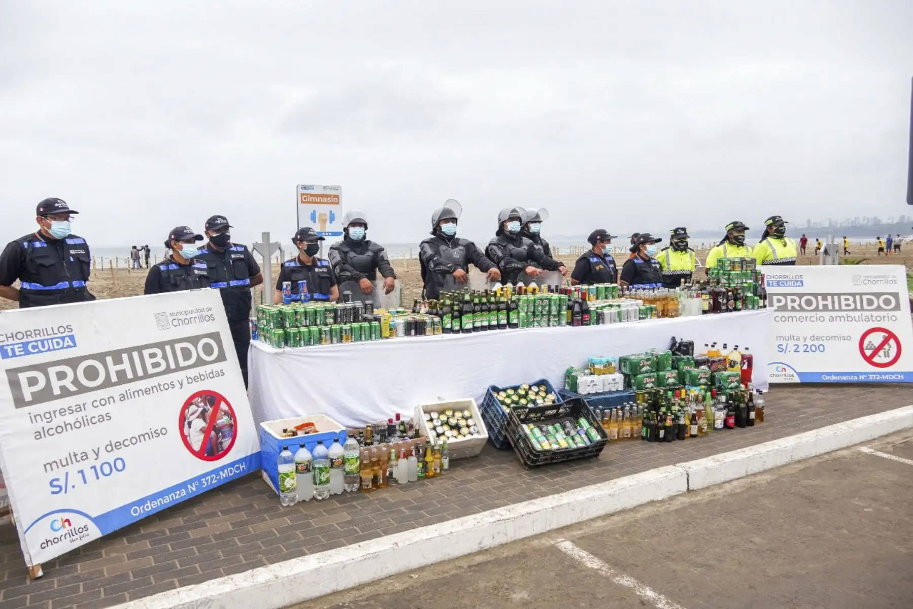 Más de 8,000 botellas de licor incautadas y dos toneladas de basura recogidas es el saldo que dejó la concurrencia de bañistas a la playa Agua Dulce, ayer domingo 26 de diciembre, reportó la Municipalidad de Chorrillos.
Foto: ANDINA/Municipalidad de Chorrillos