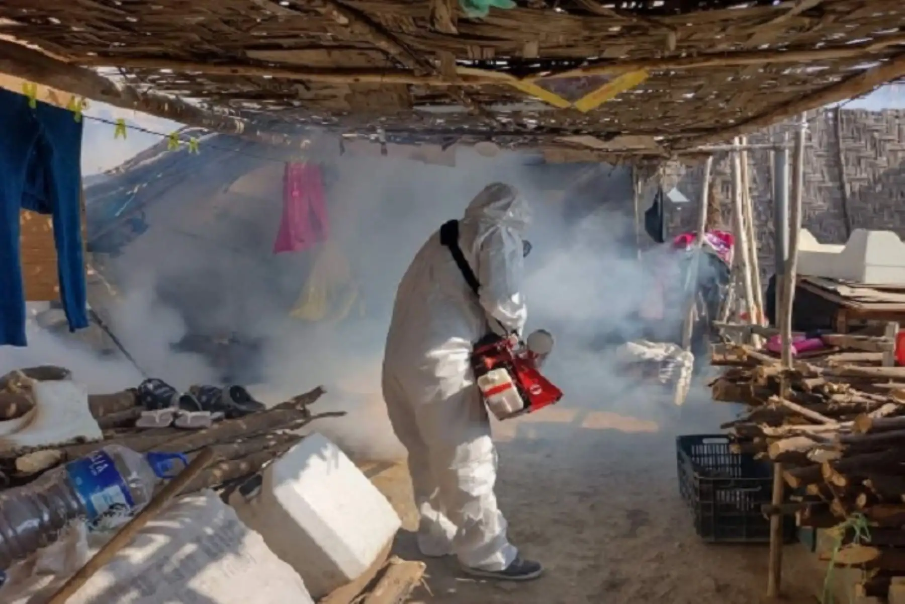 Las brigadas realizaron la nebulización (fumigación) en viviendas de los pueblos en los que se detectaron los primeros casos de la enfermedad.