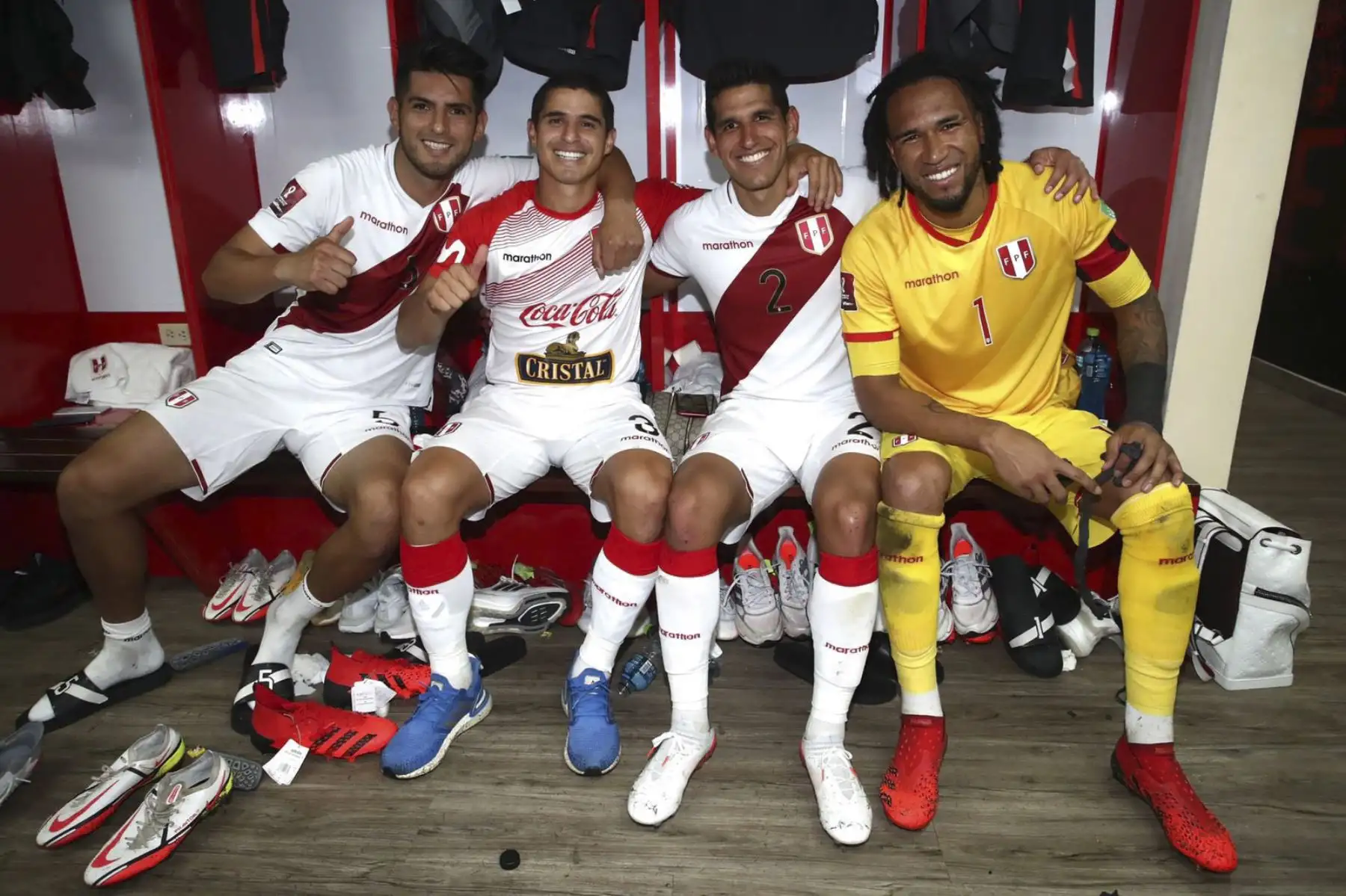 La selección peruana celebró en los camerinos tras el triunfo ante Venezuela en Caracas por clasificatorias a Catar 2022. Foto: FPF