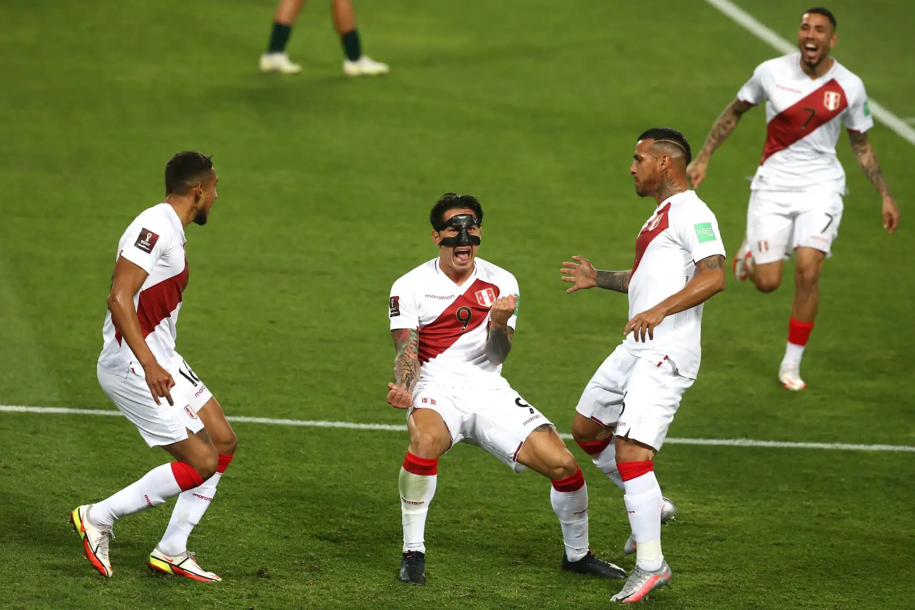 Gianluca Lapadula disputa el balón en área boliviana. La selección enfrenta a Bolivia por las clasificatorias al mundial Catar 2022. Foto: ANDINA/Vidal Tarqui