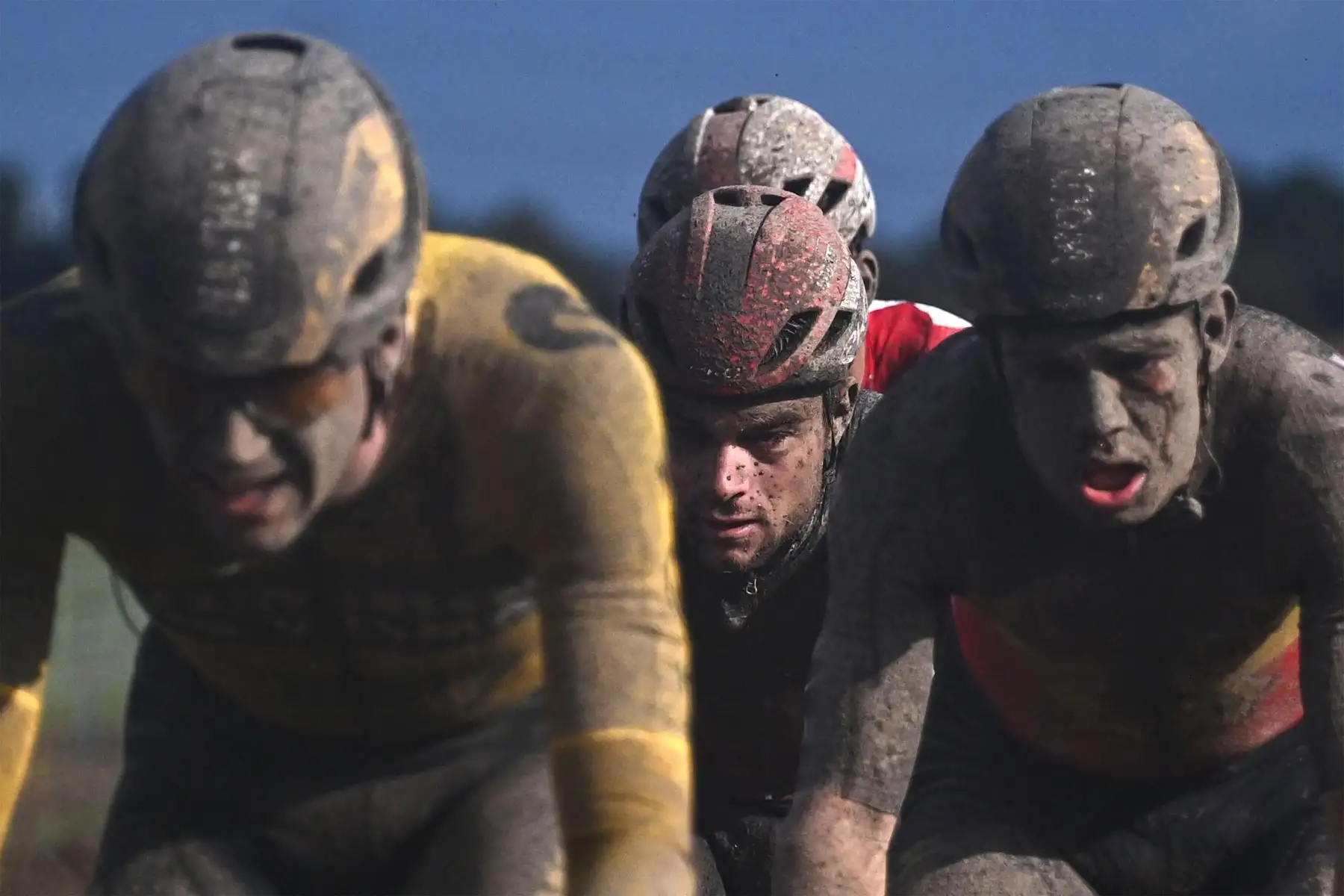 El grupo corre durante la 118a edición de la carrera ciclista clásica de un día París-Roubaix, entre Compiegne y Roubaix, en el norte de Francia, el 3 de octubre de 2021.
Foto: AFP