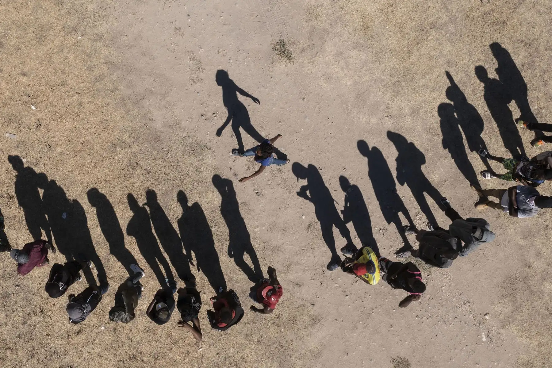 En esta vista aérea migrantes haitianos hacen cola para recibir alimentos en un albergue en Ciudad Acuña, Estado de Coahuila, México, el 23 de septiembre de 2021. Al menos 50 vehículos policiales que transportan a más de un centenar de agentes están bloqueando el paso fronterizo en el río que separa el Ciudad mexicana de Ciudad Acuña desde Estados Unidos.
Foto: AFP