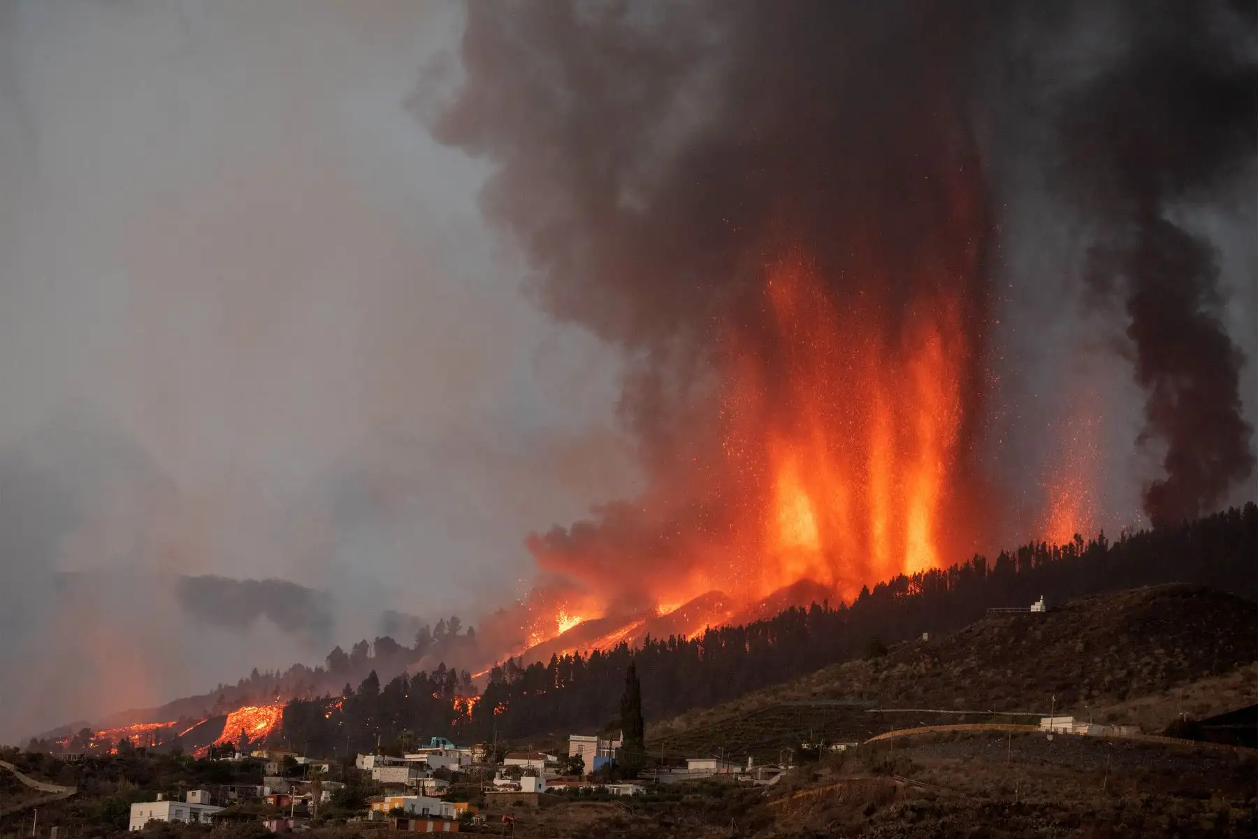 El monte Cumbre Vieja entra en erupción en El Paso, arrojando columnas de humo, ceniza y lava como se ve desde Los Llanos de Aridane en la isla canaria de La Palma el 19 de septiembre de 2021. El volcán Cumbre Vieja entró en erupción en las Islas Canarias de España.
Foto: AFP
