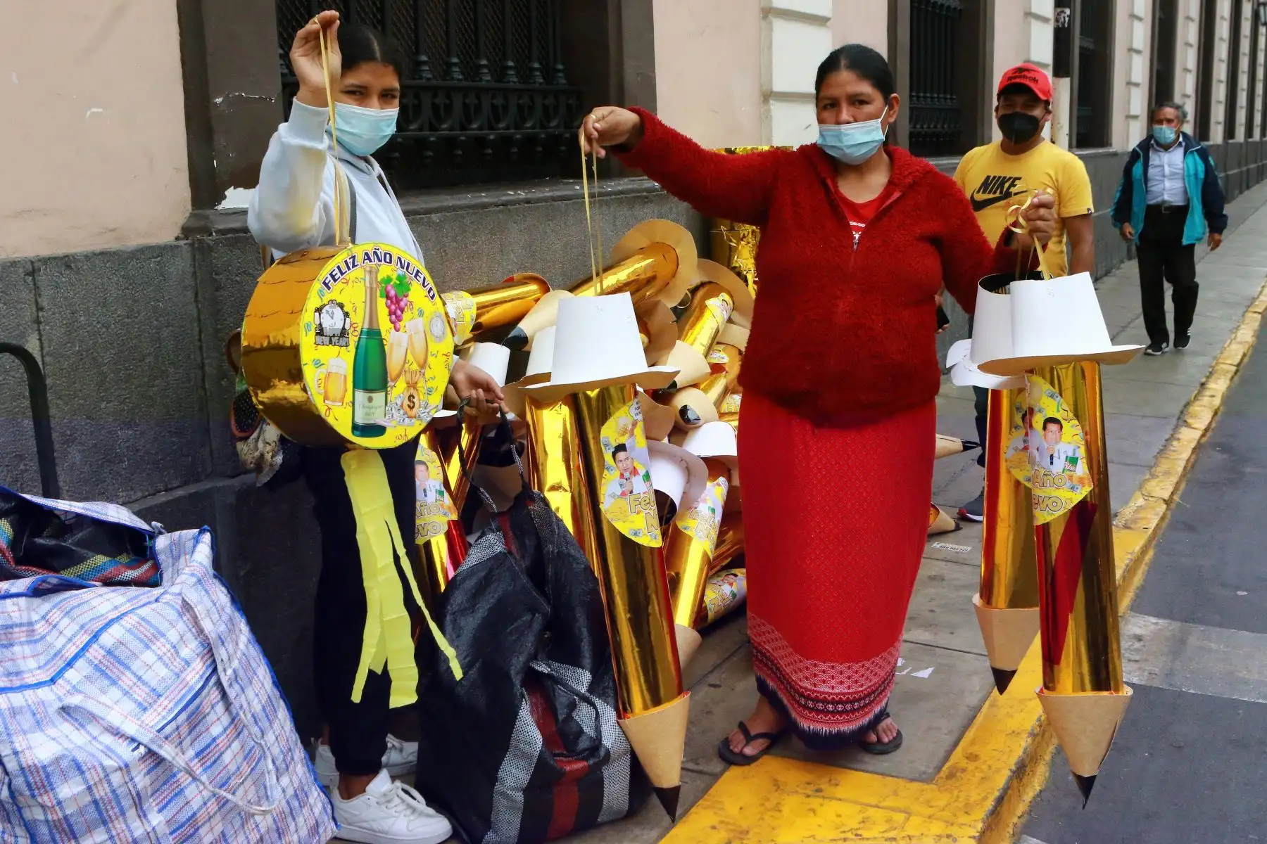 Gran movimiento económico se registra en el Mercado Central y Mesa Redonda ante la llegada del Año Nuevo 2022.
Foto: ANDINA/Héctor Vinces