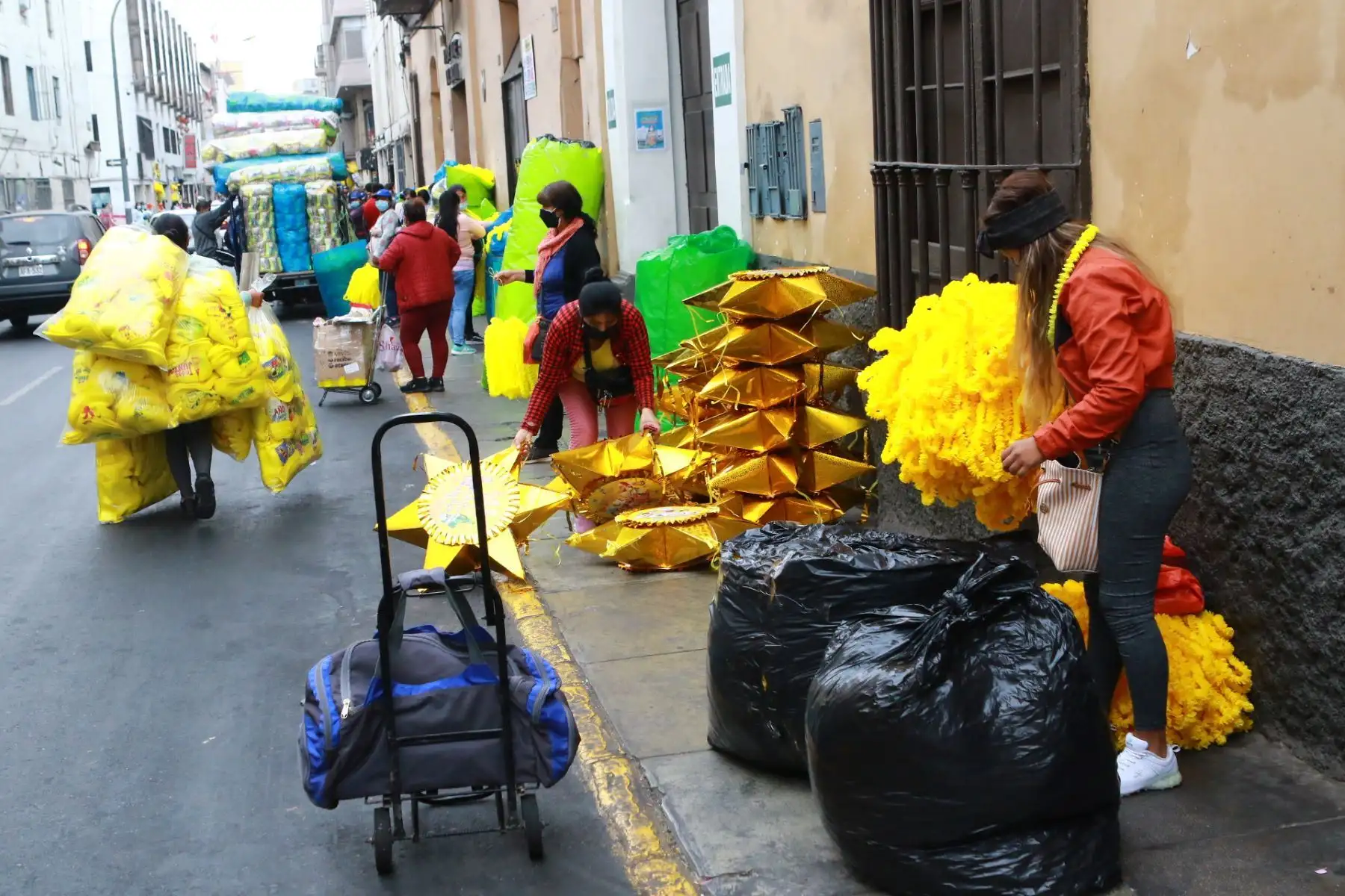 Gran movimiento económico se registra en el Mercado Central y Mesa Redonda ante la llegada del Año Nuevo 2022.
Foto: ANDINA/Héctor Vinces