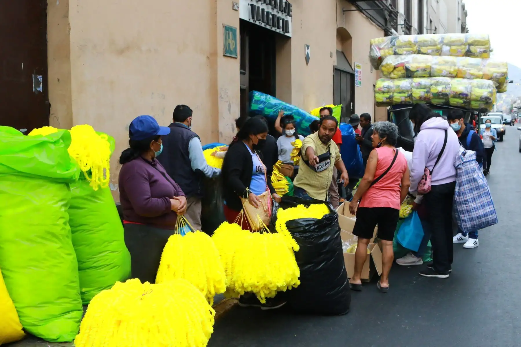 Gran movimiento económico se registra en el Mercado Central y Mesa Redonda ante la llegada del Año Nuevo 2022.
Foto: ANDINA/Héctor Vinces