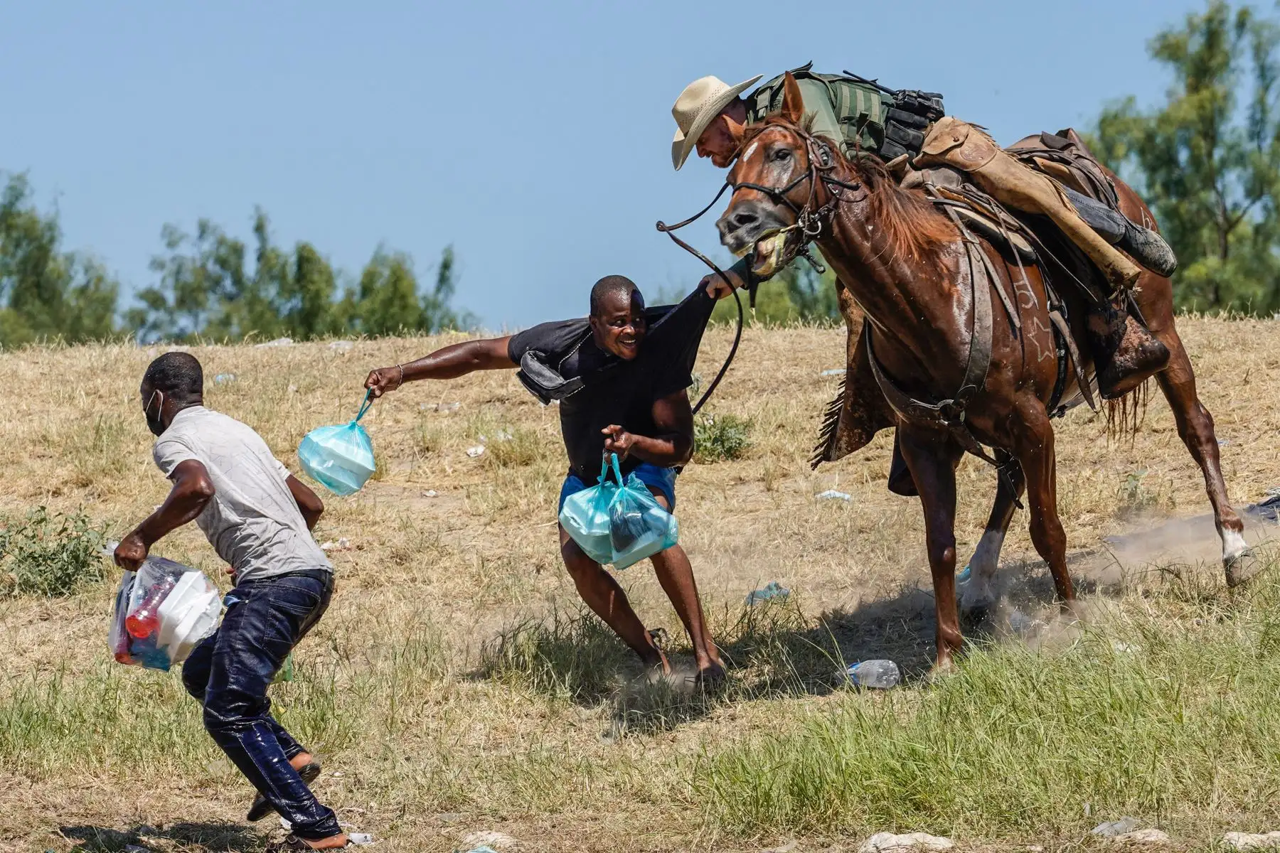 Un agente de la Patrulla Fronteriza de los Estados Unidos a caballo intenta evitar que un migrante haitiano ingrese a un campamento a orillas del Río Grande cerca del Puente Internacional Acuña del Río en Del Río, Texas, el 19 de septiembre de 2021. 
Foto: AFP