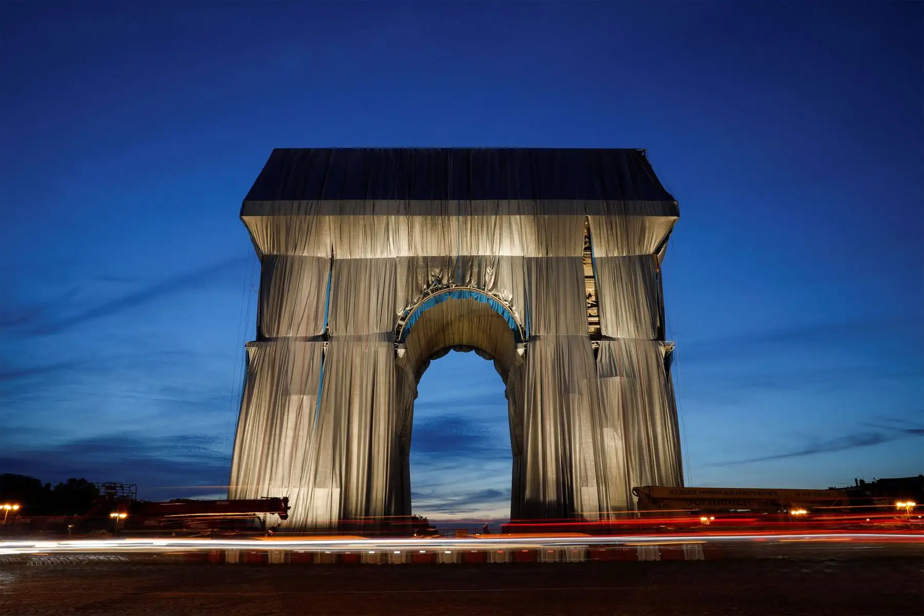 Una fotografía tomada el 13 de septiembre de 2021 muestra el Arco de Triunfo, en París, envuelto en tela azul plateada tal como fue diseñado por el difunto artista Christo. Se ha comenzado a envolver el Arco de Triunfo de París en una tela azul plateada como homenaje póstumo al artista Christo, que había soñado con el proyecto durante décadas. 
Foto: AFP