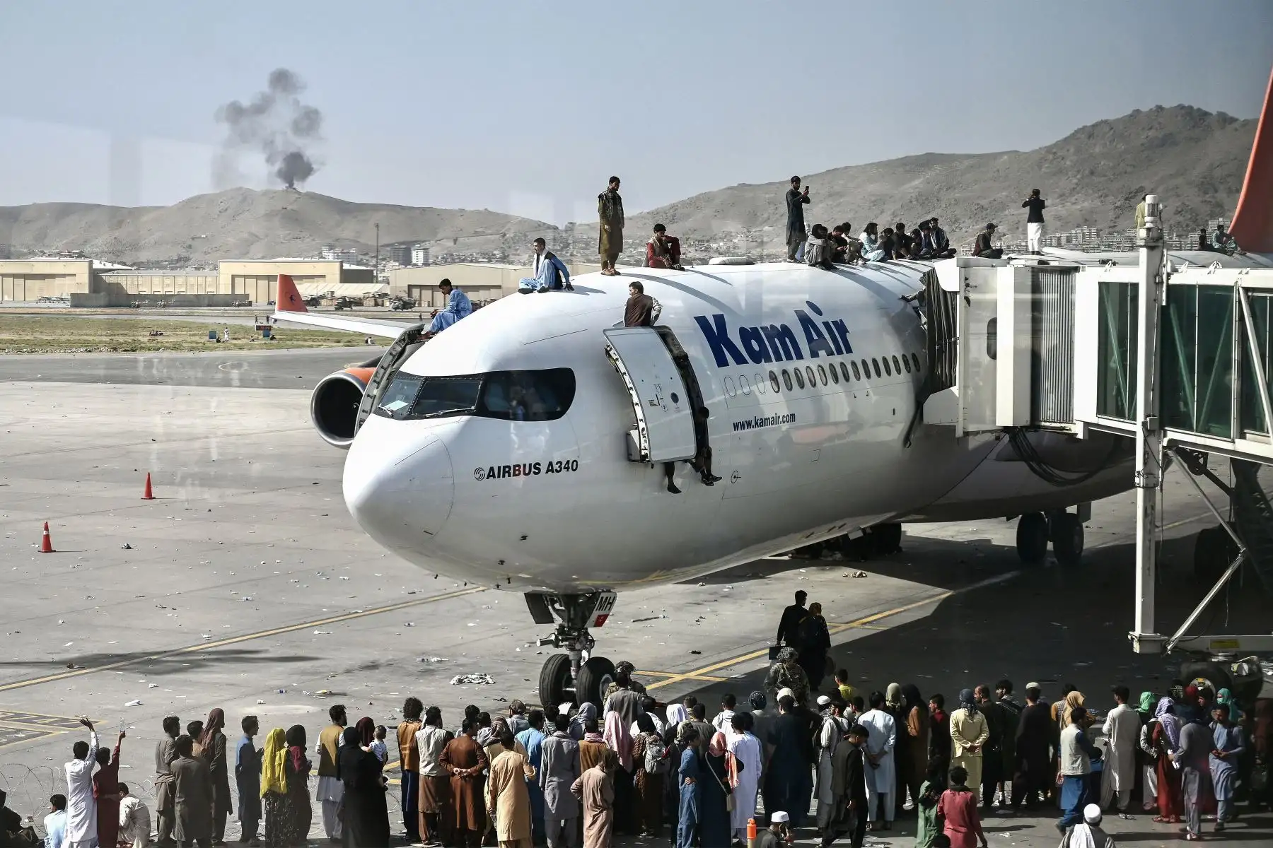 Los afganos se suben a un avión mientras esperan en el aeropuerto de Kabul en Kabul el 16 de agosto de 2021, después de un final asombrosamente rápido de la guerra de 20 años de Afganistán, mientras miles de personas asaltaban el aeropuerto de la ciudad tratando de huir de los Talibanes.
Foto: AFP