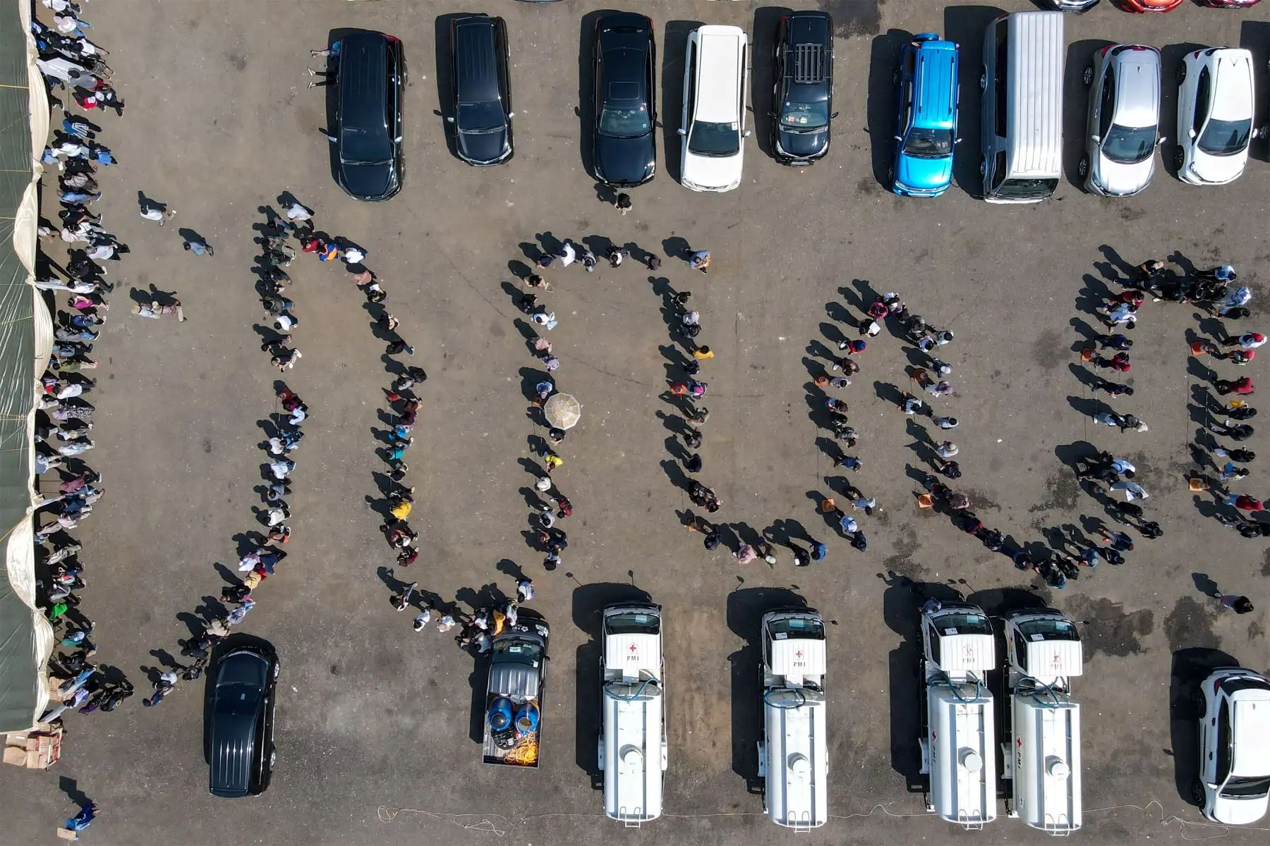 Esta imagen aérea muestra a personas haciendo cola para recibir la vacuna contra el coronavirus Sinovac 
covid-19 en Yakarta, el 12 de agosto de 2021.
Foto: AFP