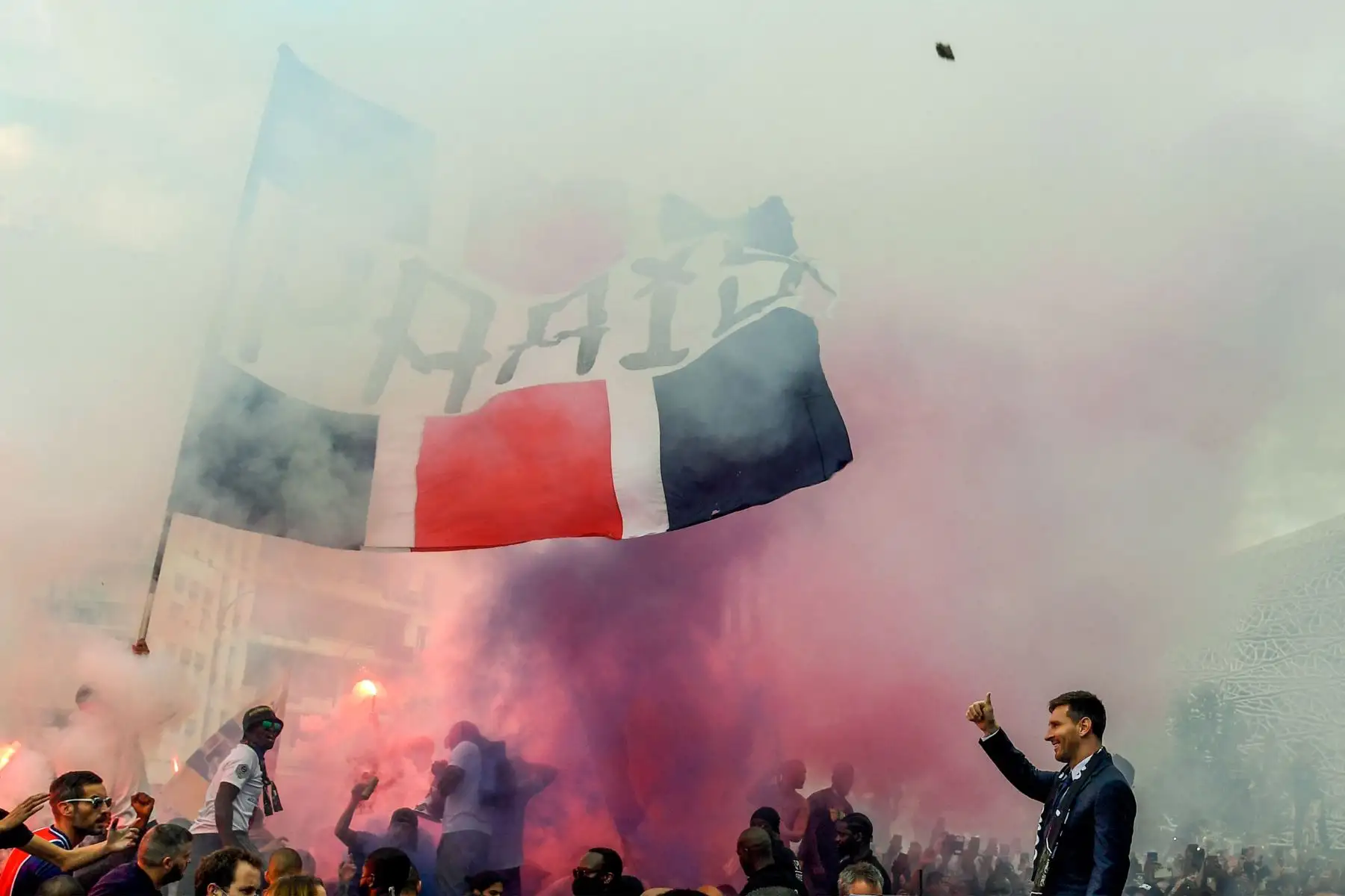 El delantero argentino del Paris Saint-Germain Lionel Messi saluda a los aficionados reunidos fuera del estadio Parc des Princes después de su primera conferencia de prensa oficial como jugador del PSG en París el 11 de agosto de 2021.