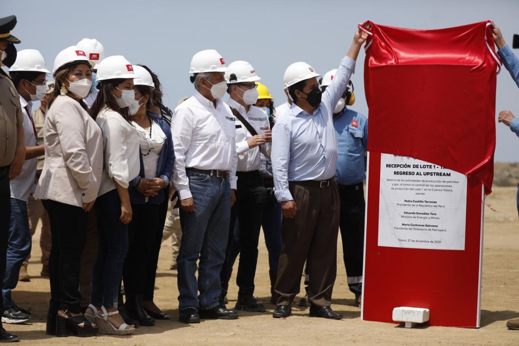 Presidente Pedro Castillo devela placa conmemorativa del retorno de Petroperú a la producción de petróleo. Foto: Cortesía.