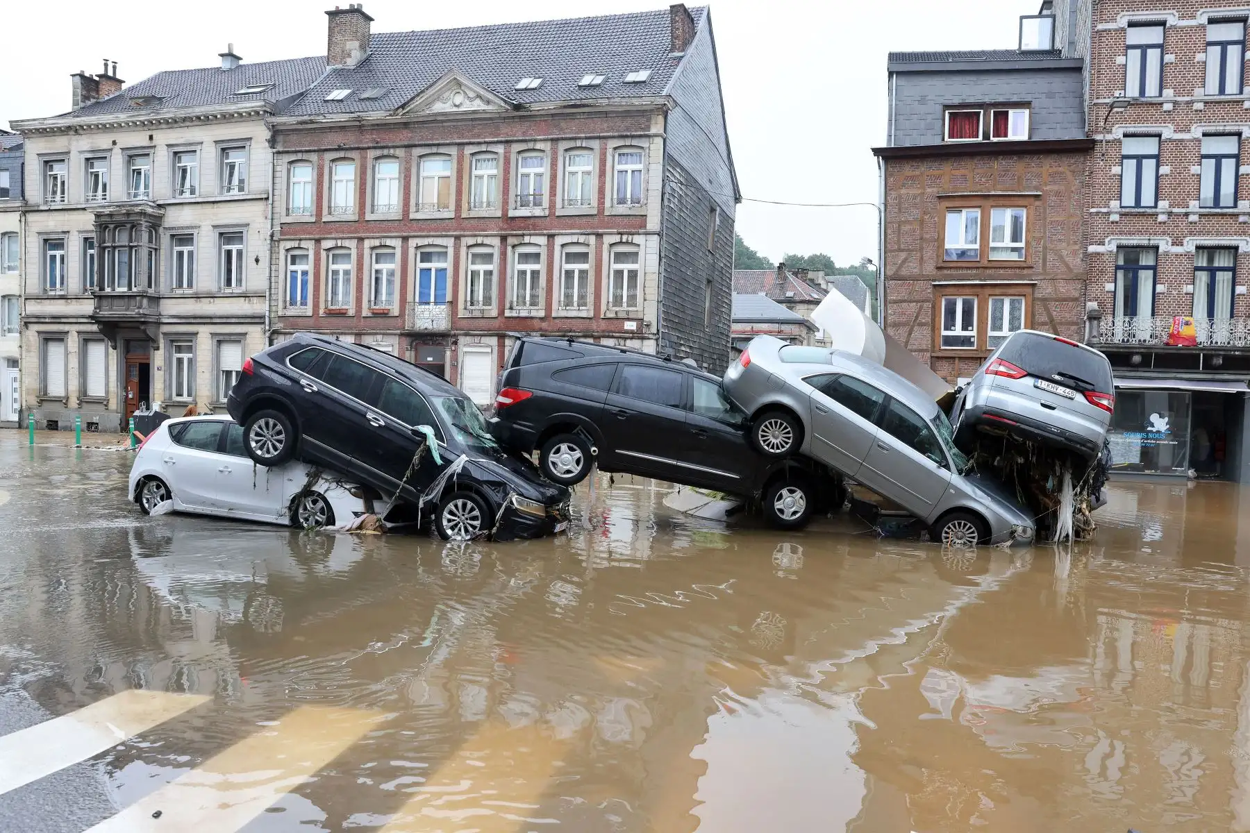 Una fotografía tomada el 15 de julio de 2021 muestra automóviles apilados junto al agua en una rotonda en la ciudad belga de Verviers, luego de que fuertes lluvias e inundaciones azotaran Europa occidental y mataran al menos a dos personas en Bélgica.
Foto: AFP