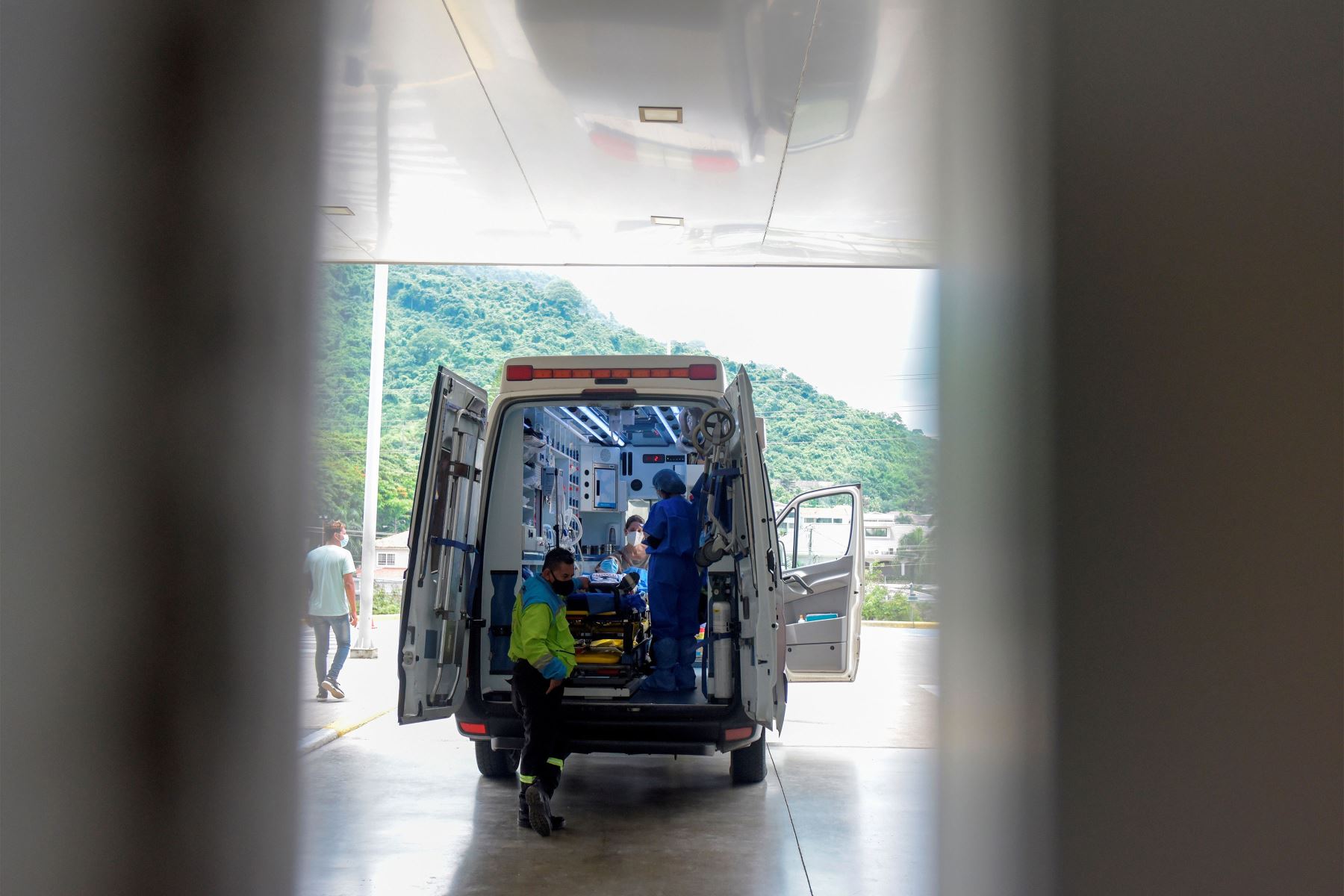 Fotografía de archivo de una ambulancia que llega a la sala de emergencias del Hospital del Instituto Ecuatoriano de Seguridad Social en Guayaquil, Ecuador. Foto: EFE