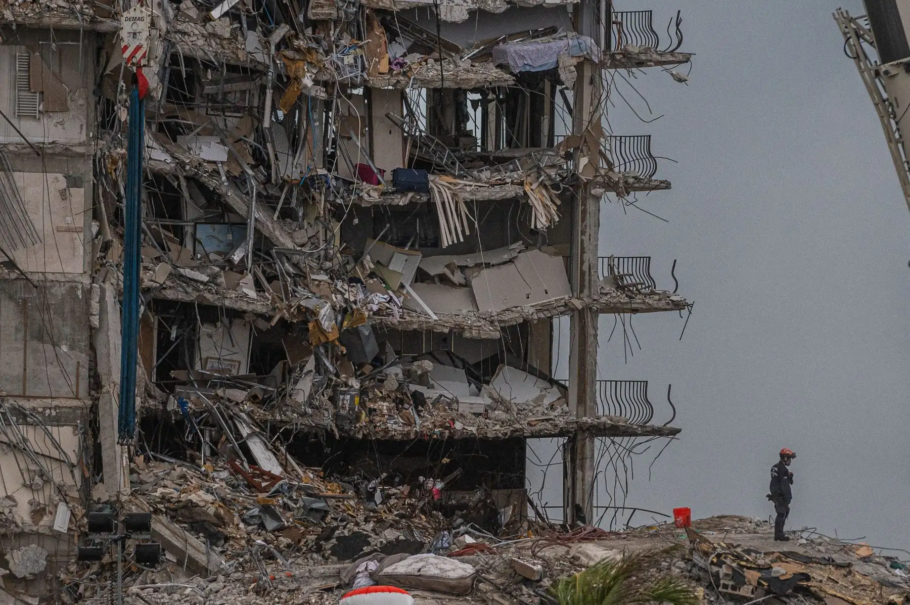 Los equipos de búsqueda y rescate buscan posibles sobrevivientes en el edificio de condominios Champlain Towers South de 12 pisos parcialmente derrumbado el 28 de junio de 2021 en Surfside, Florida.
Foto: AFP