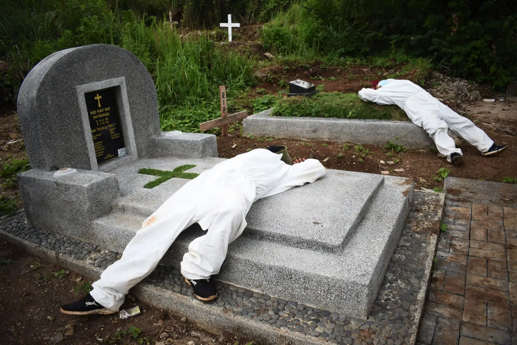Los excavadores de tumbas exhaustos descansan entre los funerales en un cementerio designado para las víctimas de Covid-19 en Bandung el 15 de junio de 2021, mientras el número de infecciones se dispara en Indonesia.
Foto: AFP