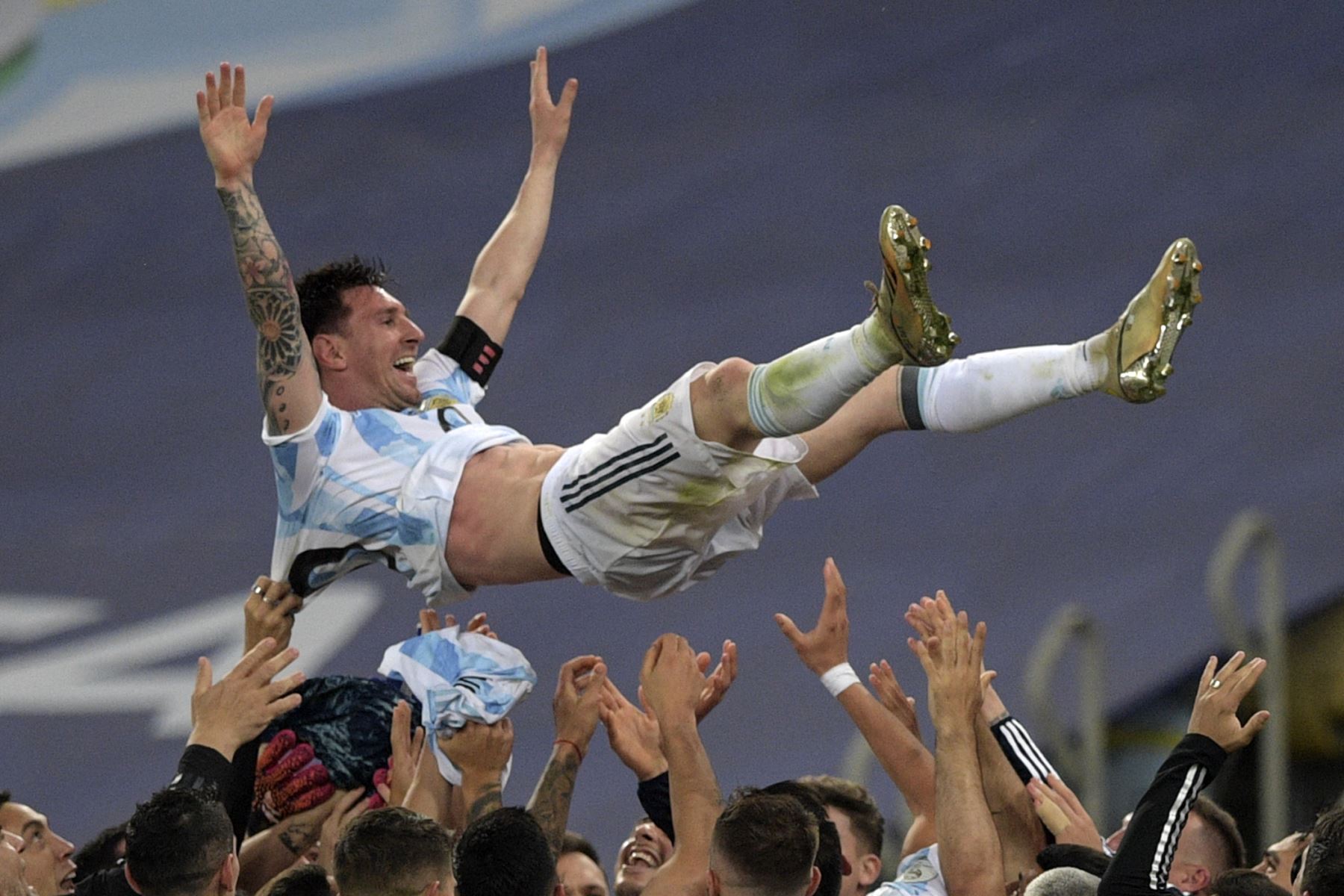 El argentino Lionel Messi es lanzado al aire por sus compañeros después de ganar la final del torneo de fútbol de la Copa América Conmebol 2021 contra Brasil en el Estadio Maracaná de Río de Janeiro, Brasil, el 10 de julio de 2021. Argentina ganó 1-0.
Foto: AFP