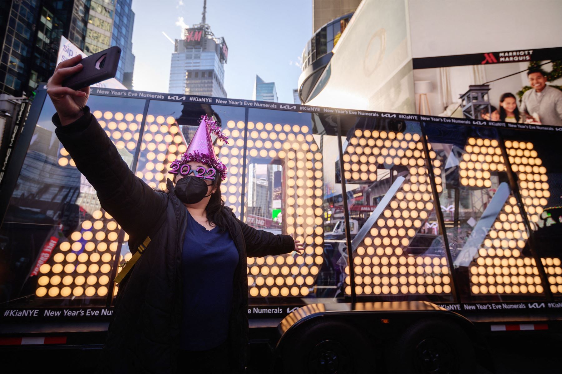 Teresa Hui posa para las fotos adelante de los números de 2022 que se usarán en un evento de cuenta regresiva de año nuevo en Times Square en Nueva York. Foto: AFP/Archivo