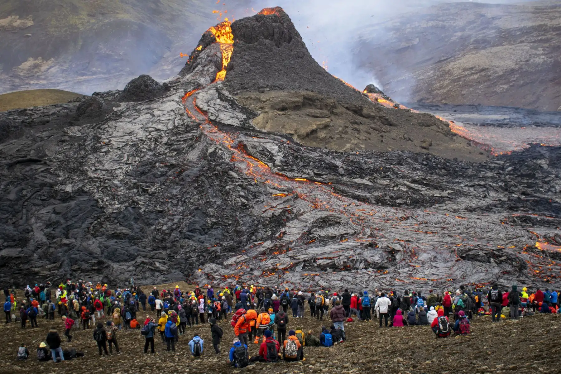 Los excursionistas observan la lava que fluye del volcán Fagradalsfjall en erupción a unos 40 km al oeste de la capital islandesa, Reykjavik, el 21 de marzo de 2021.
Foto: AFP