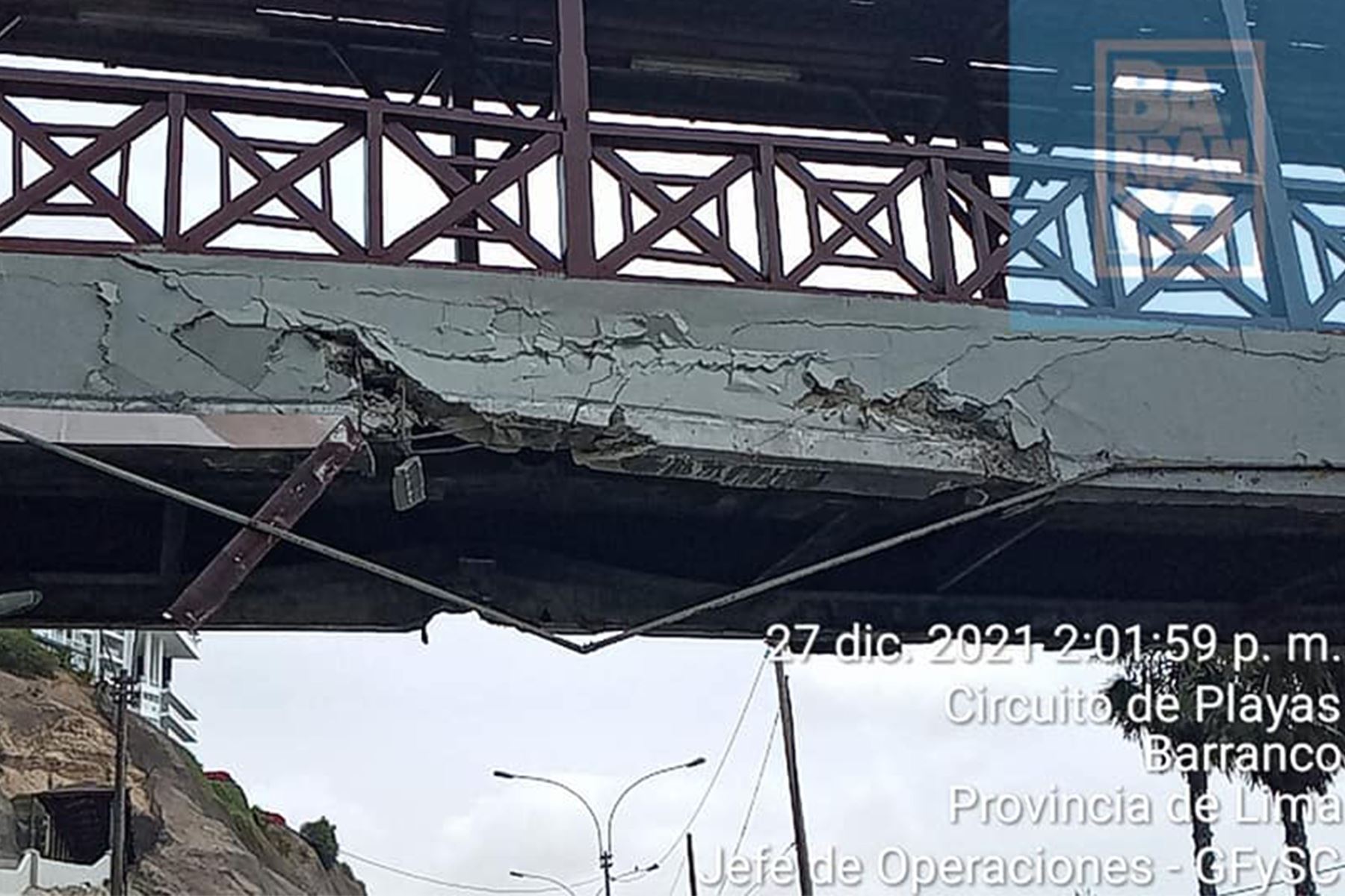 La infraestrutura del puente peatonal Bajada de Baños queda muy dañada por el impacto de un camión grúa. ANDINA/ Municipalidad de Barranco