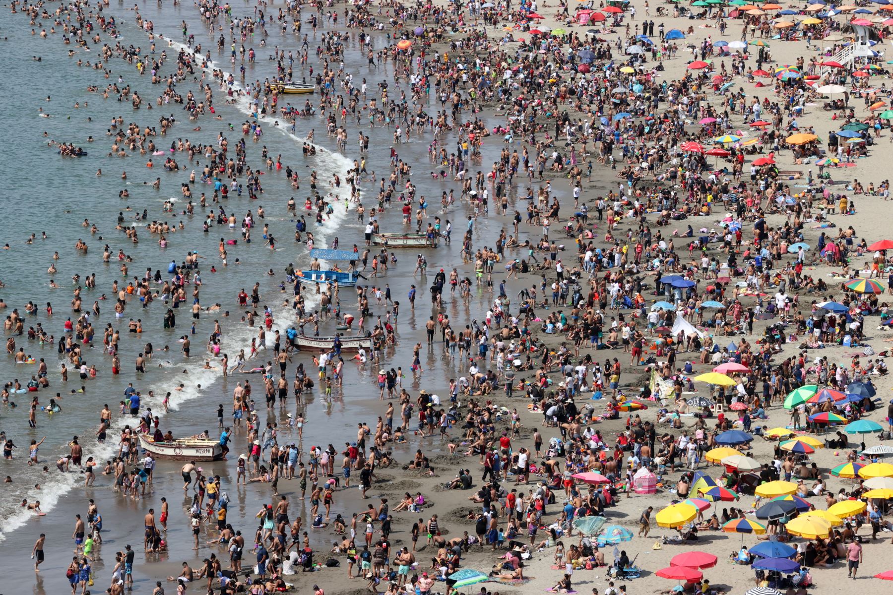 Las playas pueden convertirse en espacios de alto riesgo de contagios si los bañistas incumplen con las medidas sanitarias del distanciamiento social, uso de mascarilla y burbuja familiar. Foto: ANDINA/Vidal Tarqui.