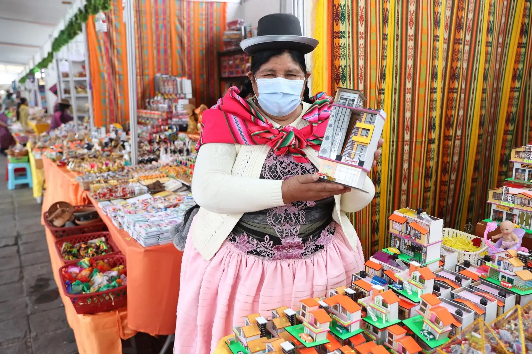 Feria de los Deseos en la Plaza Manco Cápac en La Victoria, donde realizan rituales de Año Nuevo.
Foto: ANDINA/Jhonel Rodríguez Robles