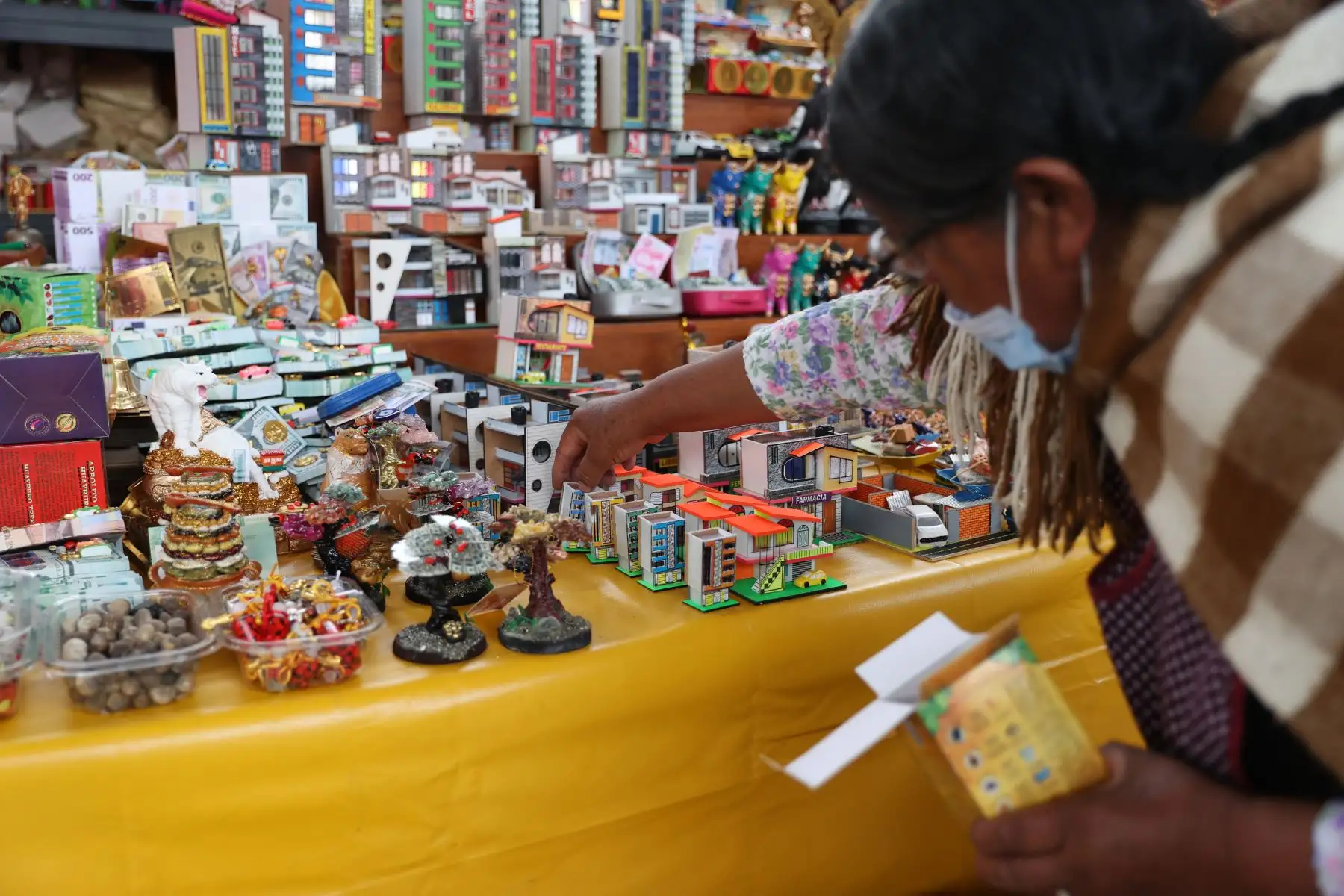Feria de los Deseos en la Plaza Manco Cápac en La Victoria, donde realizan rituales de Año Nuevo.
Foto: ANDINA/Jhonel Rodríguez Robles