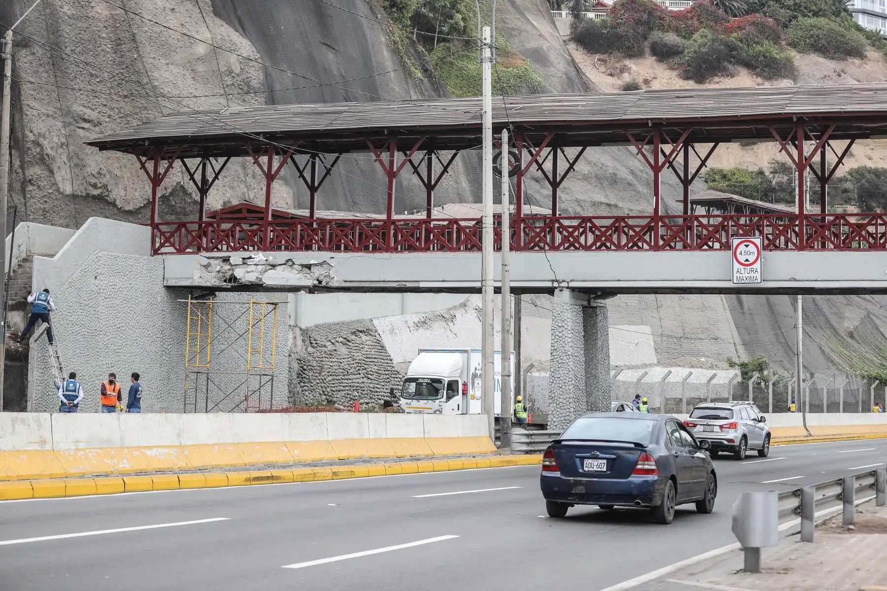 El puente peatonal en Bajada de Baños, en Barranco, quedó cerrado hasta que culminen las obras de rehabilitación que necesita tras haber sido impactado por un camión grúa que no respetó la altura, informó la Municipalidad de Lima.
Foto: ANDINA/Jhonel Rodríguez