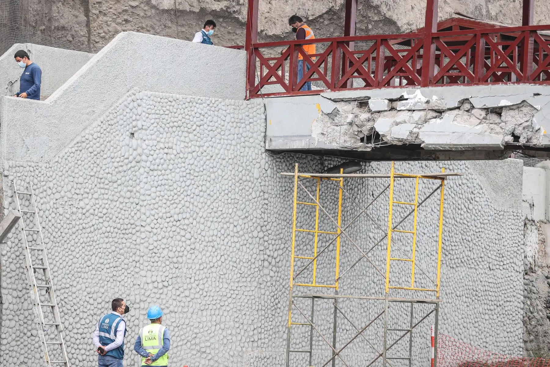 El puente peatonal en Bajada de Baños, en Barranco, quedó cerrado hasta que culminen las obras de rehabilitación que necesita tras haber sido impactado por un camión grúa que no respetó la altura, informó la Municipalidad de Lima.
Foto: ANDINA/Jhonel Rodríguez