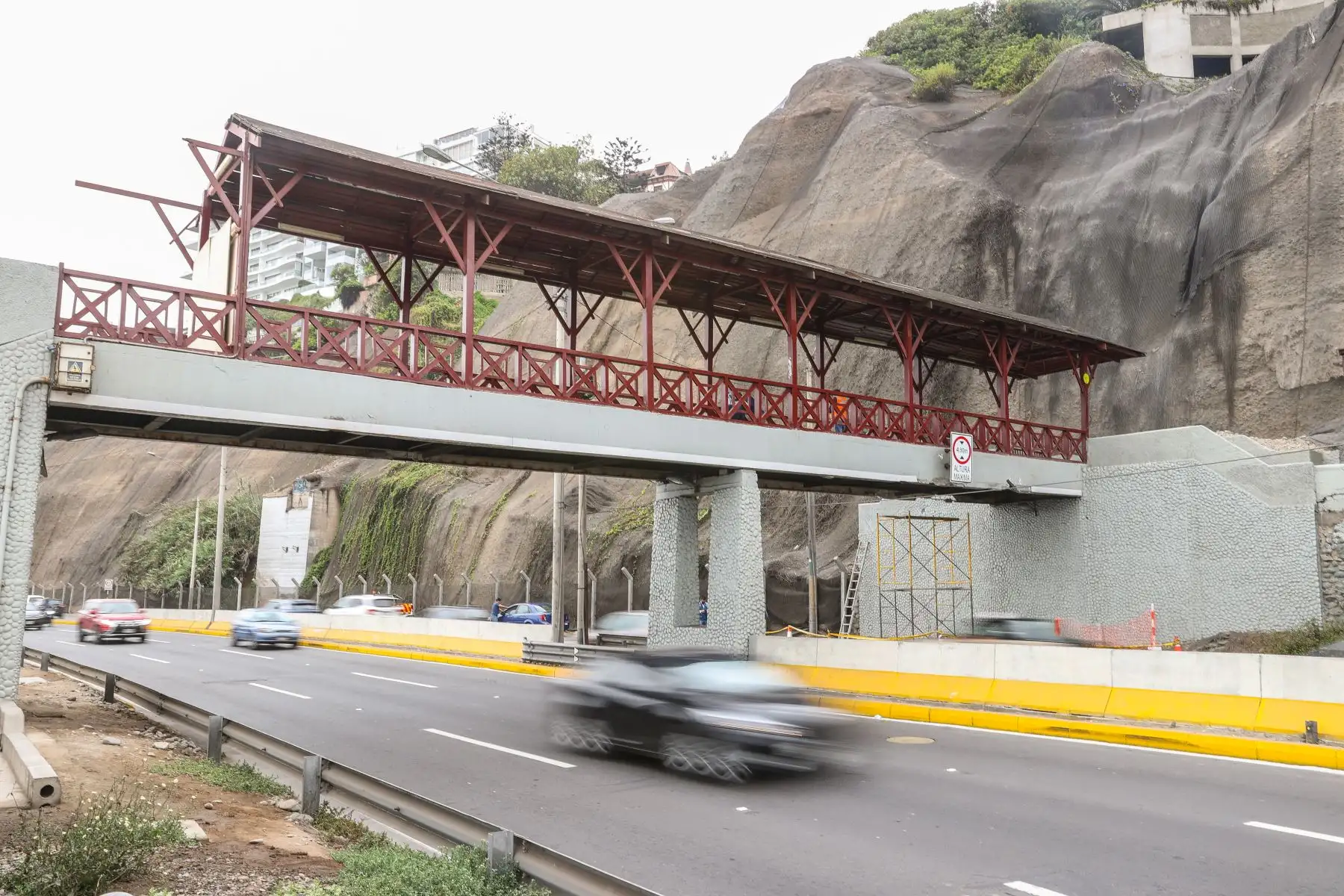 El puente peatonal en Bajada de Baños, en Barranco, quedó cerrado hasta que culminen las obras de rehabilitación que necesita tras haber sido impactado por un camión grúa que no respetó la altura, informó la Municipalidad de Lima.
Foto: ANDINA/Jhonel Rodríguez