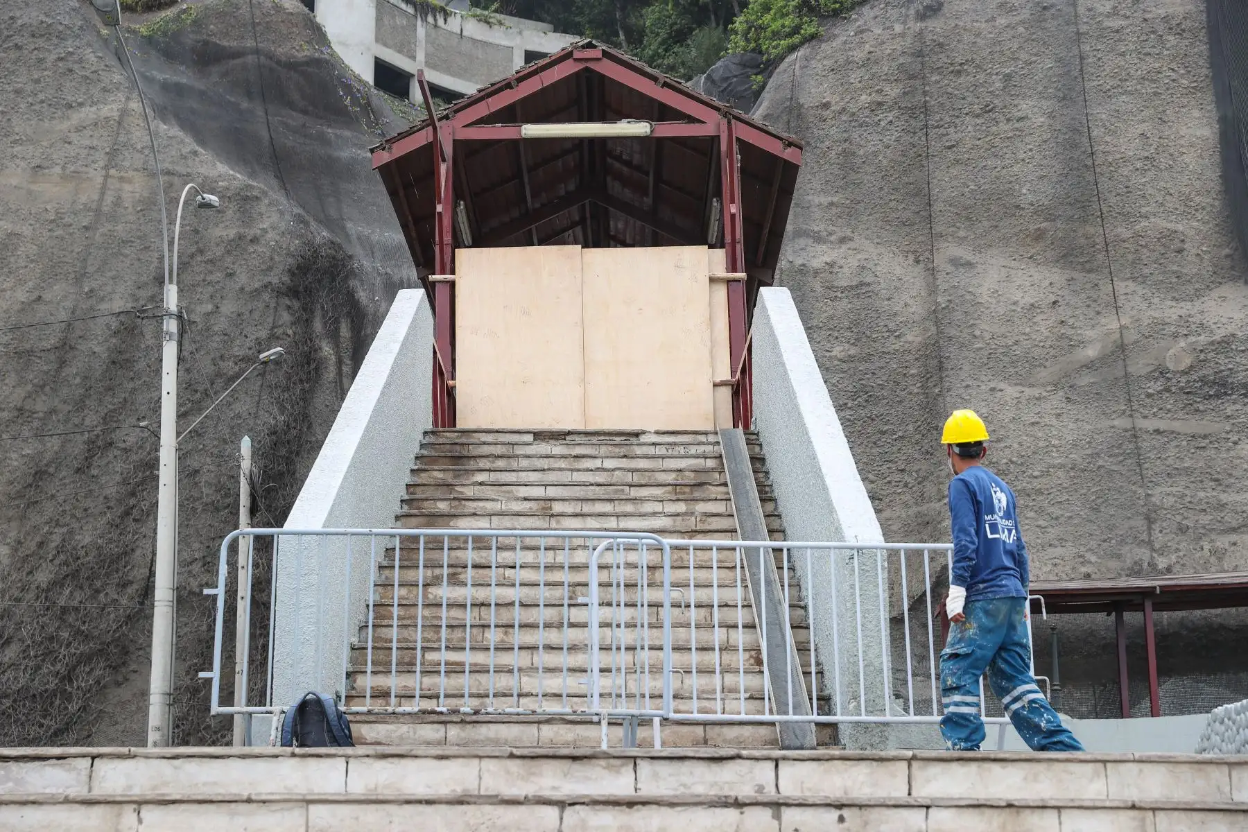 El puente peatonal en Bajada de Baños, en Barranco, quedó cerrado hasta que culminen las obras de rehabilitación que necesita tras haber sido impactado por un camión grúa que no respetó la altura, informó la Municipalidad de Lima.
Foto: ANDINA/Jhonel Rodríguez