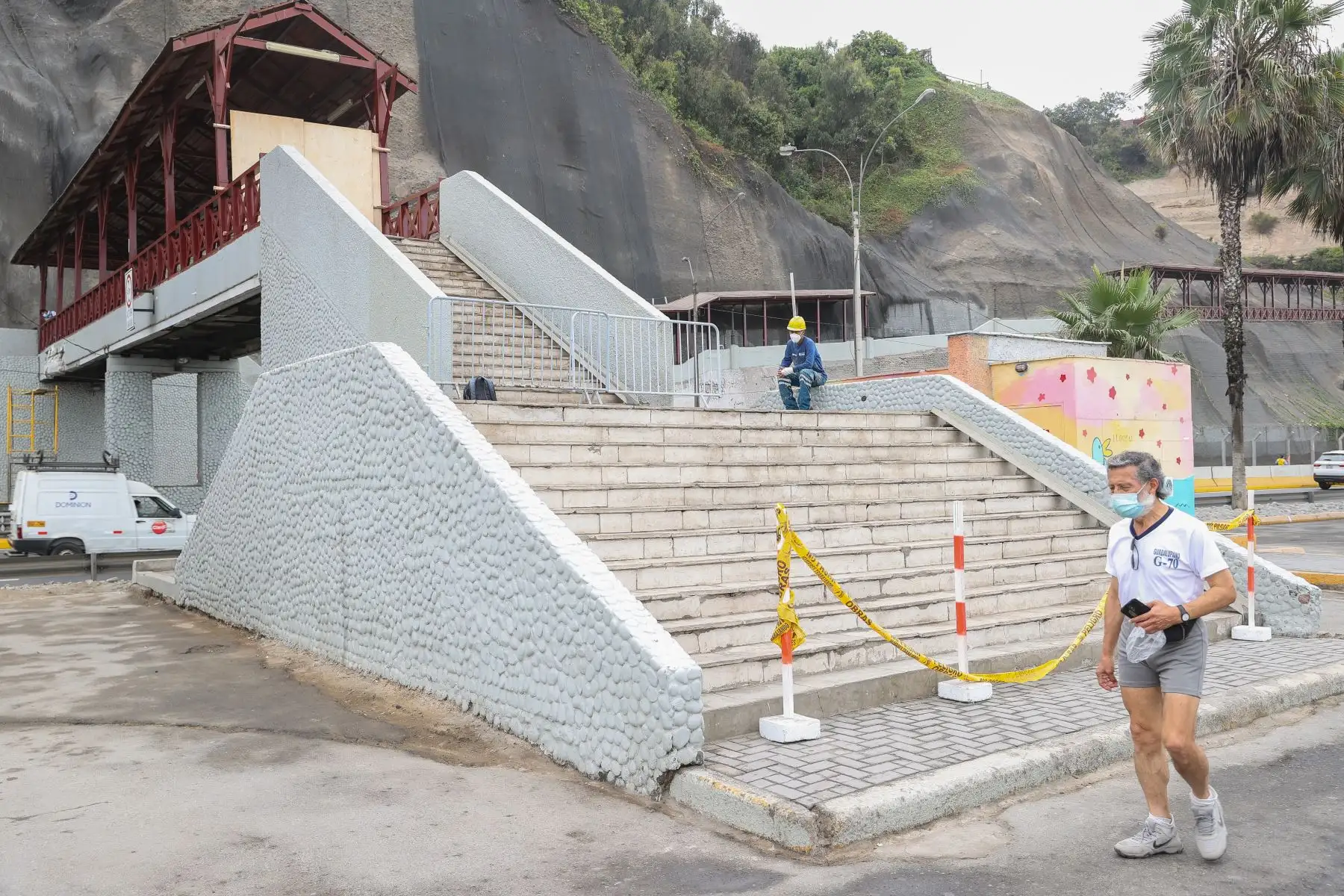 El puente peatonal en Bajada de Baños, en Barranco, quedó cerrado hasta que culminen las obras de rehabilitación que necesita tras haber sido impactado por un camión grúa que no respetó la altura, informó la Municipalidad de Lima.
Foto: ANDINA/Jhonel Rodríguez