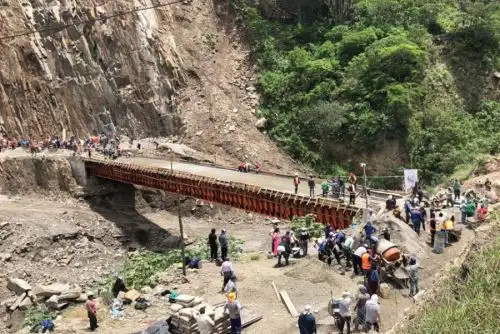 El nuevo puente consta de una plataforma de casi 56 metros lineales y 5 de ancho, y puede soportar 60 toneladas. Su ejecución demandó una inversión que supera los 3 millones 800 000 soles.