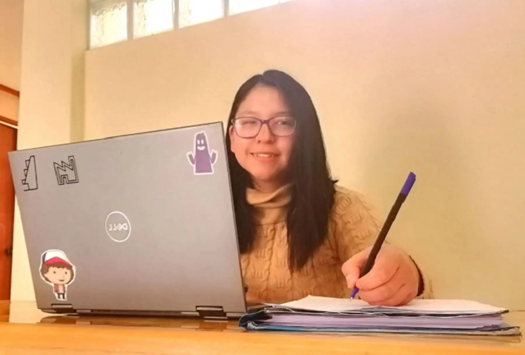 Los estudiantes continuarán aprendiendo de manera segura y efectiva a través de plataformas virtuales y recursos educativos proporcionados por sus docentes. Foto: ANDINA/Difusión