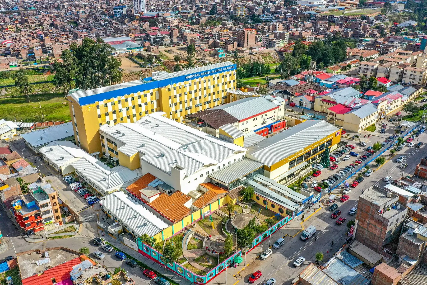 El Ministro de Transportes y Comunicaciones, Juan Silva Villegas, puso en funcionamiento dos modernas plantas de oxígeno en el Hospital Regional Docente Quirúrgico Daniel Alcides Carrión de Huancayo, que beneficiarán a los pacientes con Covid-19 de la macro región centro.
Foto: MTC