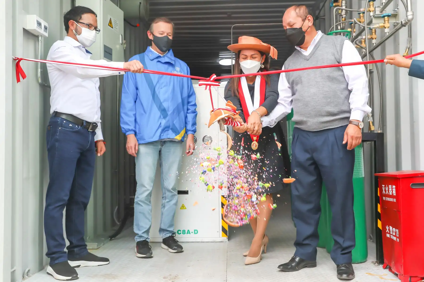 El Ministro de Transportes y Comunicaciones, Juan Silva Villegas, puso en funcionamiento dos modernas plantas de oxígeno en el Hospital Regional Docente Quirúrgico Daniel Alcides Carrión de Huancayo, que beneficiarán a los pacientes con Covid-19 de la macro región centro.
Foto: MTC