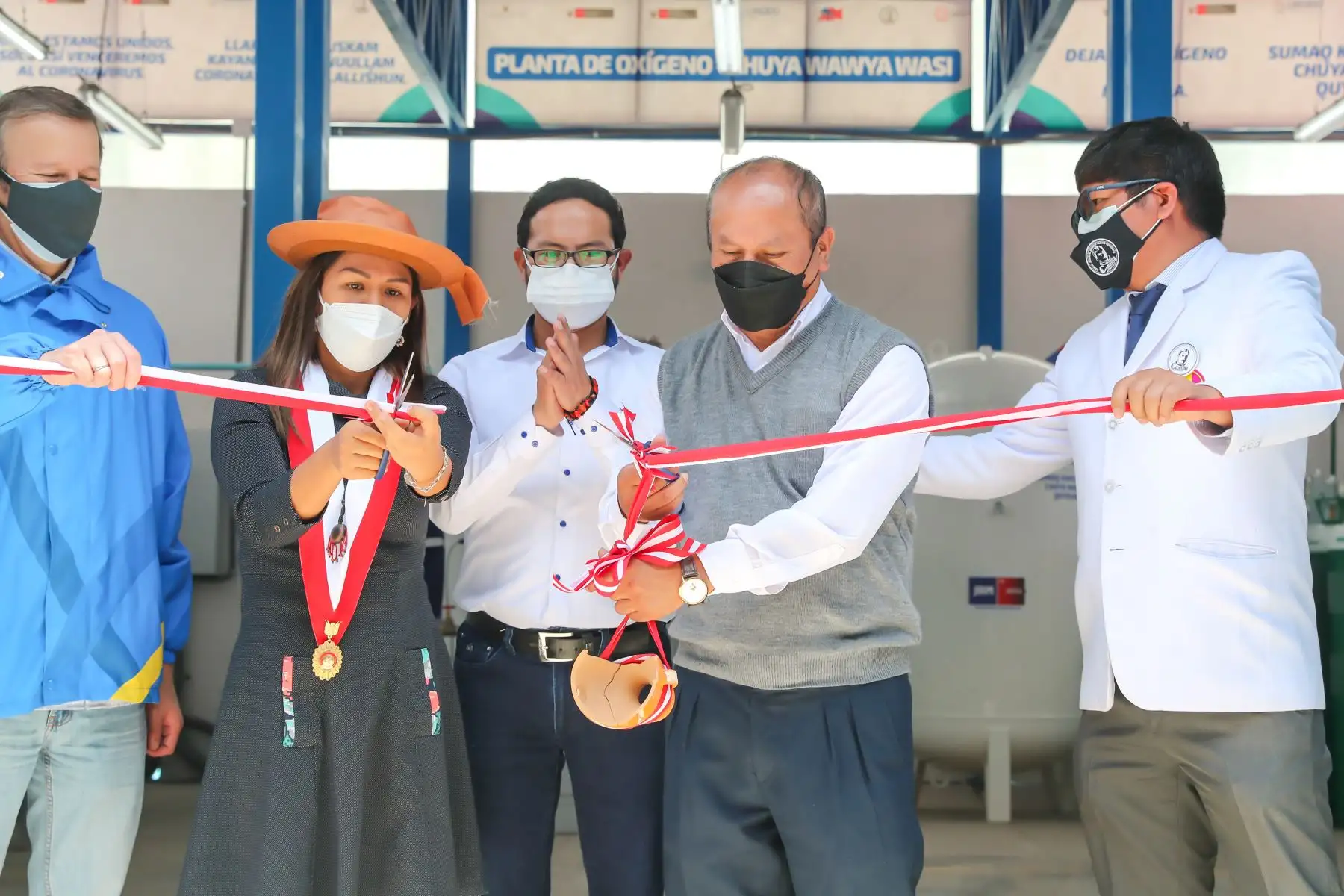 El Ministro de Transportes y Comunicaciones, Juan Silva Villegas, puso en funcionamiento dos modernas plantas de oxígeno en el Hospital Regional Docente Quirúrgico Daniel Alcides Carrión de Huancayo, que beneficiarán a los pacientes con Covid-19 de la macro región centro.
Foto: MTC