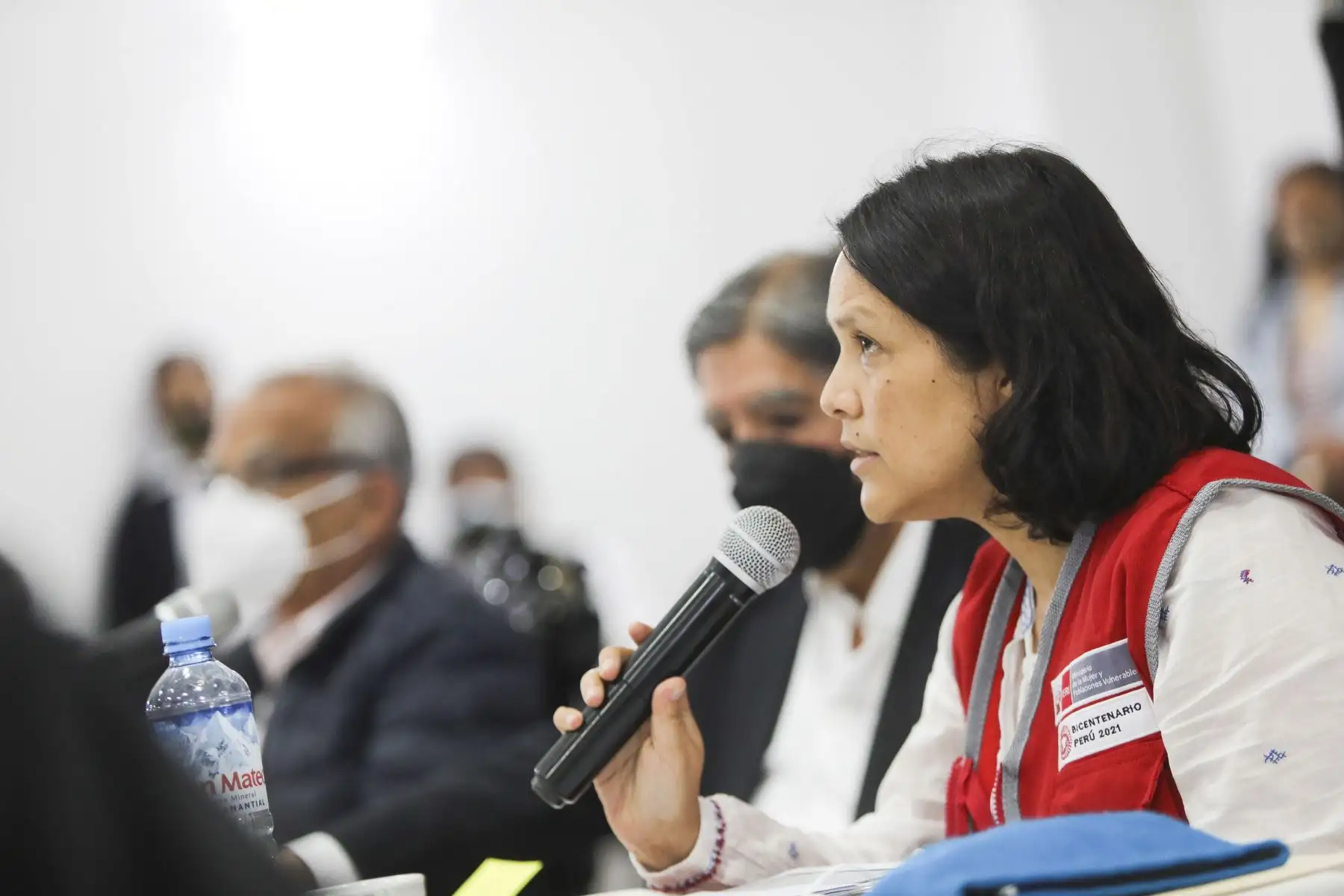 Con el objetivo de reforzar el trabajo conjunto entre el Ministerio de la Mujer y Poblaciones vulnerables (MIMP) y el Gobierno Regional de Cajamarca, la titular del sector, Anahí Durand, se reunió con la vicegobernadora regional, Angélica Bazán Chávarry, y otras autoridades regionales para entablar un diálogo a cerca del convenio de gestión vigente entre ambas instituciones a fin de prevenir la violencia contra la mujer y proteger oportuna y eficazmente a las poblaciones vulnerables.  Foto: ANDINA/Difusión