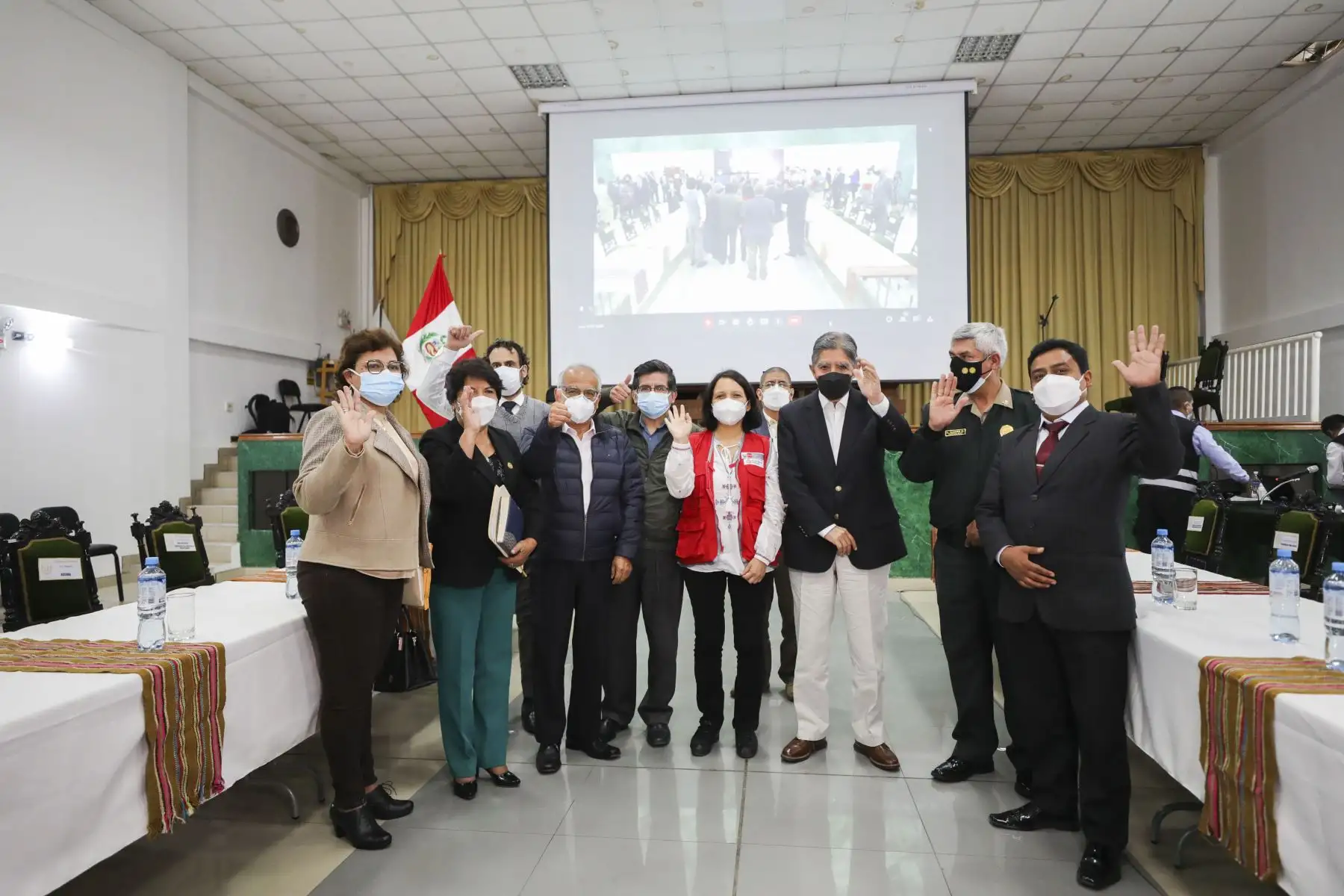 Con el objetivo de reforzar el trabajo conjunto entre el Ministerio de la Mujer y Poblaciones vulnerables (MIMP) y el Gobierno Regional de Cajamarca, la titular del sector, Anahí Durand, junto con el ministro del Interior, Avelino Guillen, se reunió con la vicegobernadora regional, Angélica Bazán Chávarry, y otras autoridades regionales para entablar un diálogo a cerca del convenio de gestión vigente entre ambas instituciones a fin de prevenir la violencia contra la mujer y proteger oportuna y eficazmente a las poblaciones vulnerables.  Foto: ANDINA/Difusión