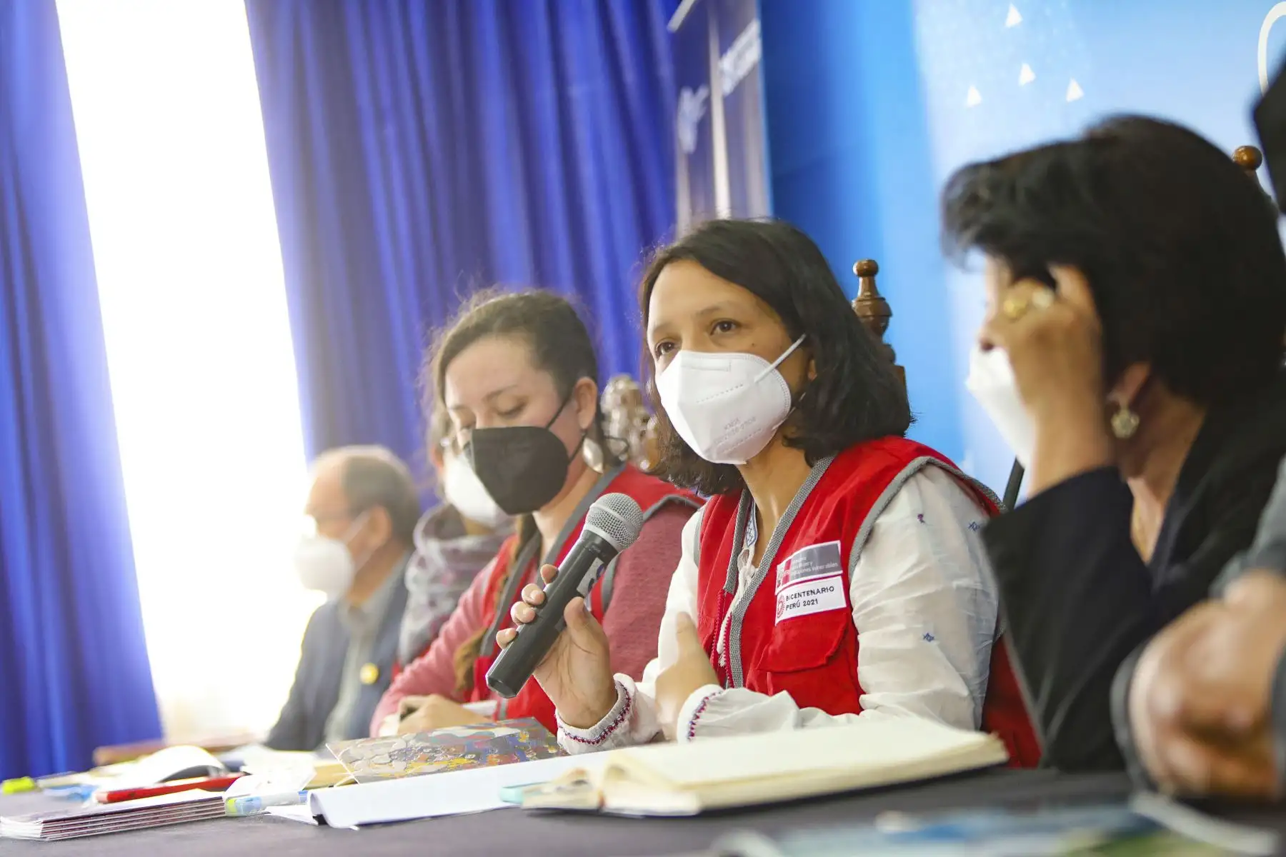 Con el objetivo de reforzar el trabajo conjunto entre el Ministerio de la Mujer y Poblaciones vulnerables (MIMP) y el Gobierno Regional de Cajamarca, la titular del sector, Anahí Durand, se reunió con la vicegobernadora regional, Angélica Bazán Chávarry, y otras autoridades regionales para entablar un diálogo a cerca del convenio de gestión vigente entre ambas instituciones a fin de prevenir la violencia contra la mujer y proteger oportuna y eficazmente a las poblaciones vulnerables.  Foto: ANDINA/Difusión