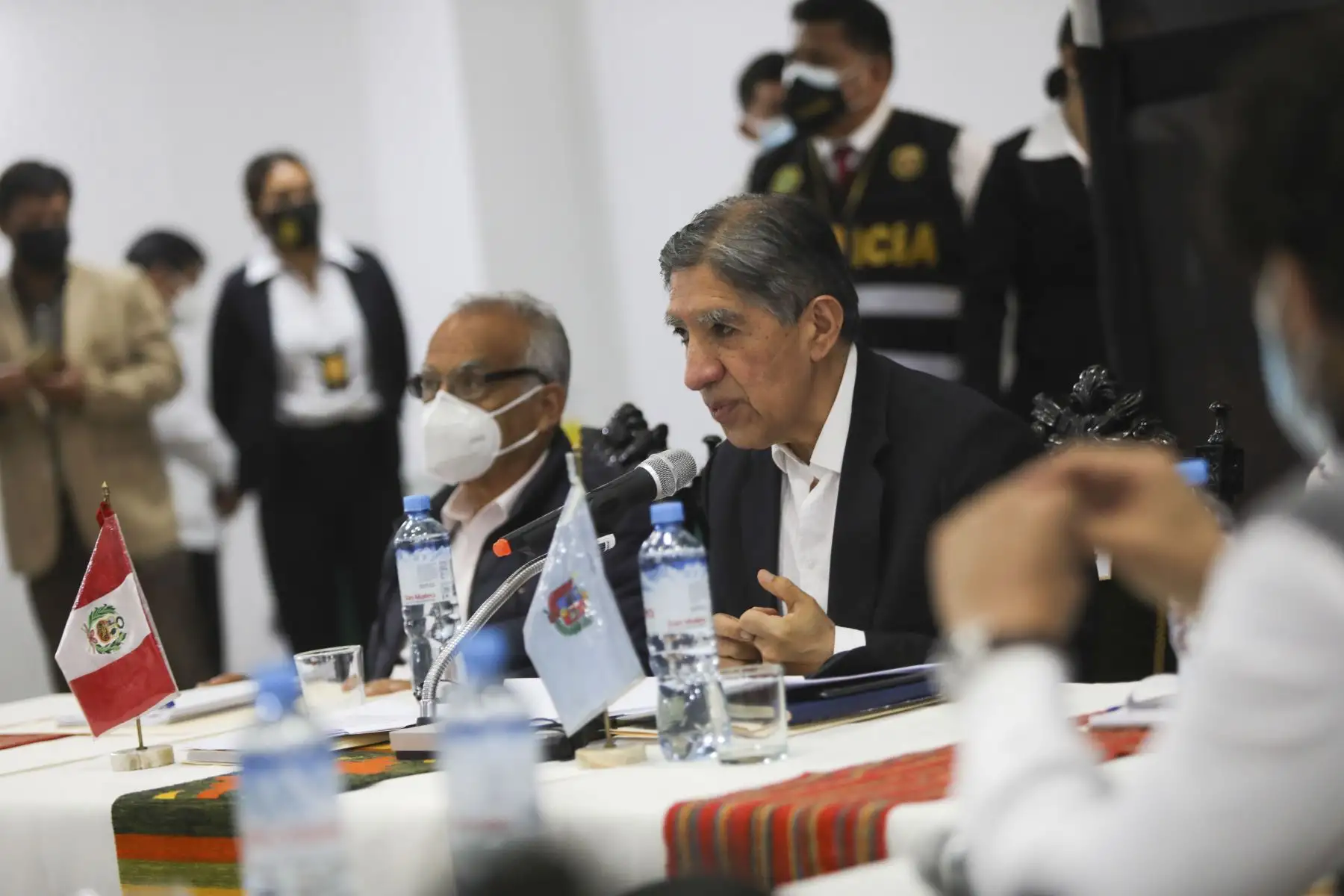 Con el objetivo de reforzar el trabajo conjunto entre el Ministerio de la Mujer y Poblaciones vulnerables (MIMP) y el Gobierno Regional de Cajamarca, la titular del sector, Anahí Durand, junto con el ministro del Interior, Avelino Guillen, se reunió con la vicegobernadora regional, Angélica Bazán Chávarry, y otras autoridades regionales para entablar un diálogo a cerca del convenio de gestión vigente entre ambas instituciones a fin de prevenir la violencia contra la mujer y proteger oportuna y eficazmente a las poblaciones vulnerables.  Foto: ANDINA/Difusión