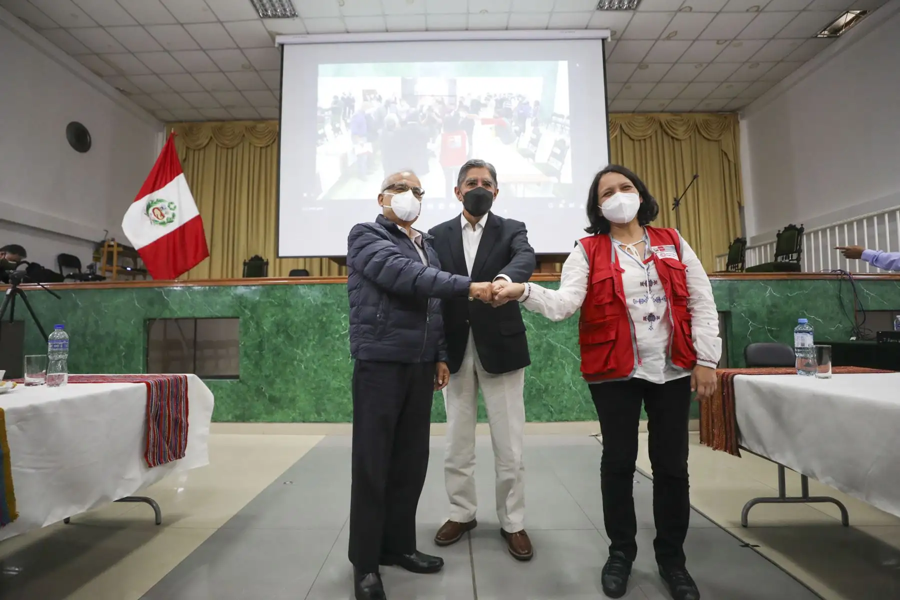 Con el objetivo de reforzar el trabajo conjunto entre el Ministerio de la Mujer y Poblaciones vulnerables (MIMP) y el Gobierno Regional de Cajamarca, la titular del sector, Anahí Durand, se reunió con la vicegobernadora regional, Angélica Bazán Chávarry, y otras autoridades regionales para entablar un diálogo a cerca del convenio de gestión vigente entre ambas instituciones a fin de prevenir la violencia contra la mujer y proteger oportuna y eficazmente a las poblaciones vulnerables.  Foto: ANDINA/Difusión
