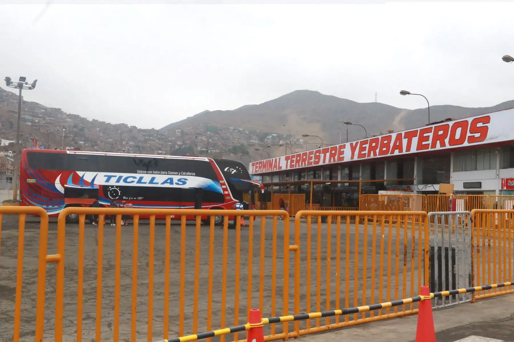 Terminales terrestres atienden con normalidad a viajeros, con destino a provincias para recibir el año nuevo.
Foto:ANDINA/Héctor Vinces