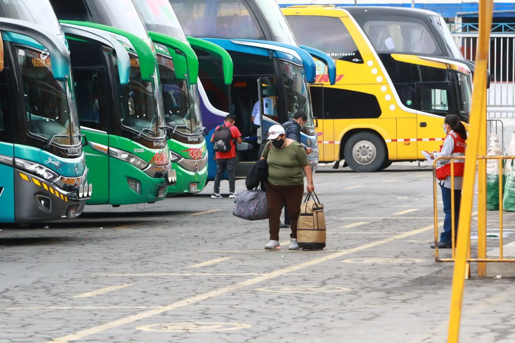 El Ministerio de Transportes y Comunicaciones precisa que hay 366 terminales terrestres que brindan el servicio de transporte interprovincial y que se encuentran habilitados para prestarlo.