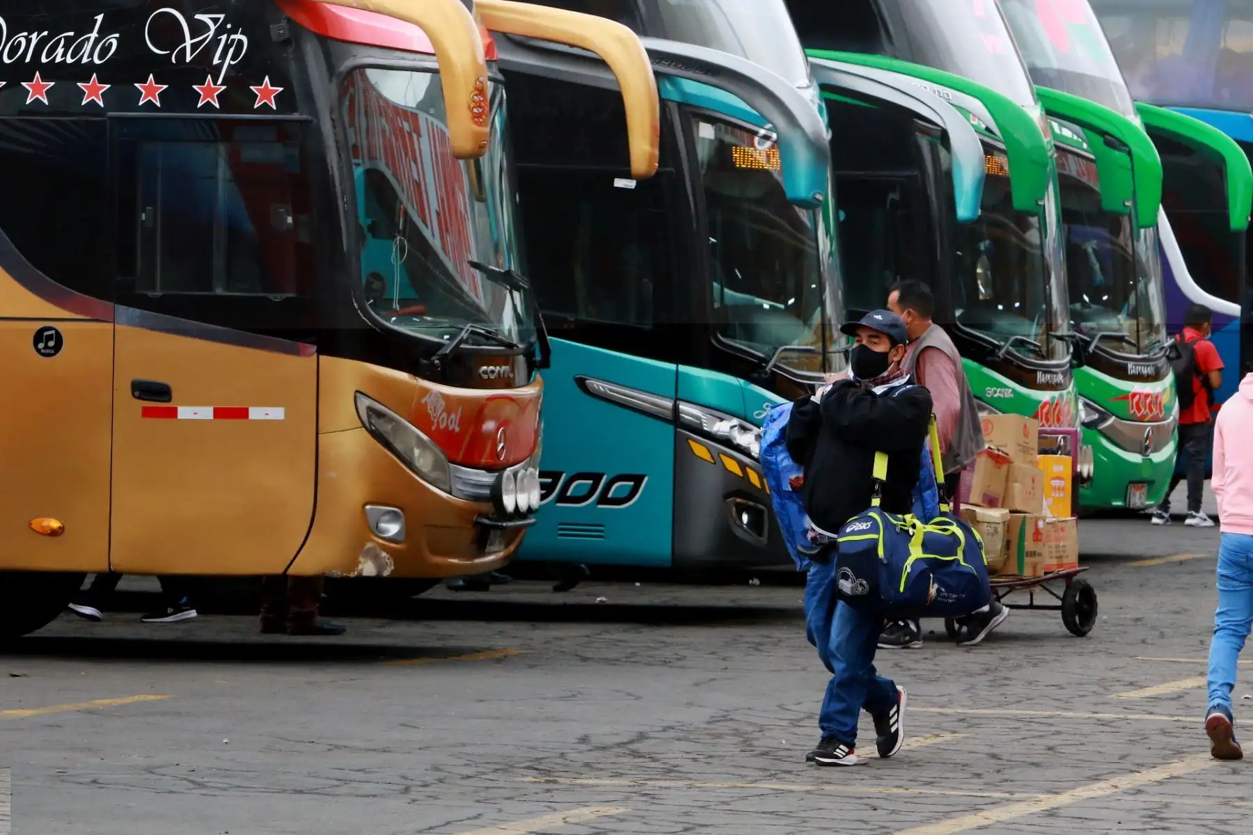 Terminales terrestres de  Yerbateros y Naranjal atienden con normalidad a viajeros, con destino a provincias para recibir el año nuevo.Foto: ANDINA/Héctor Vinces