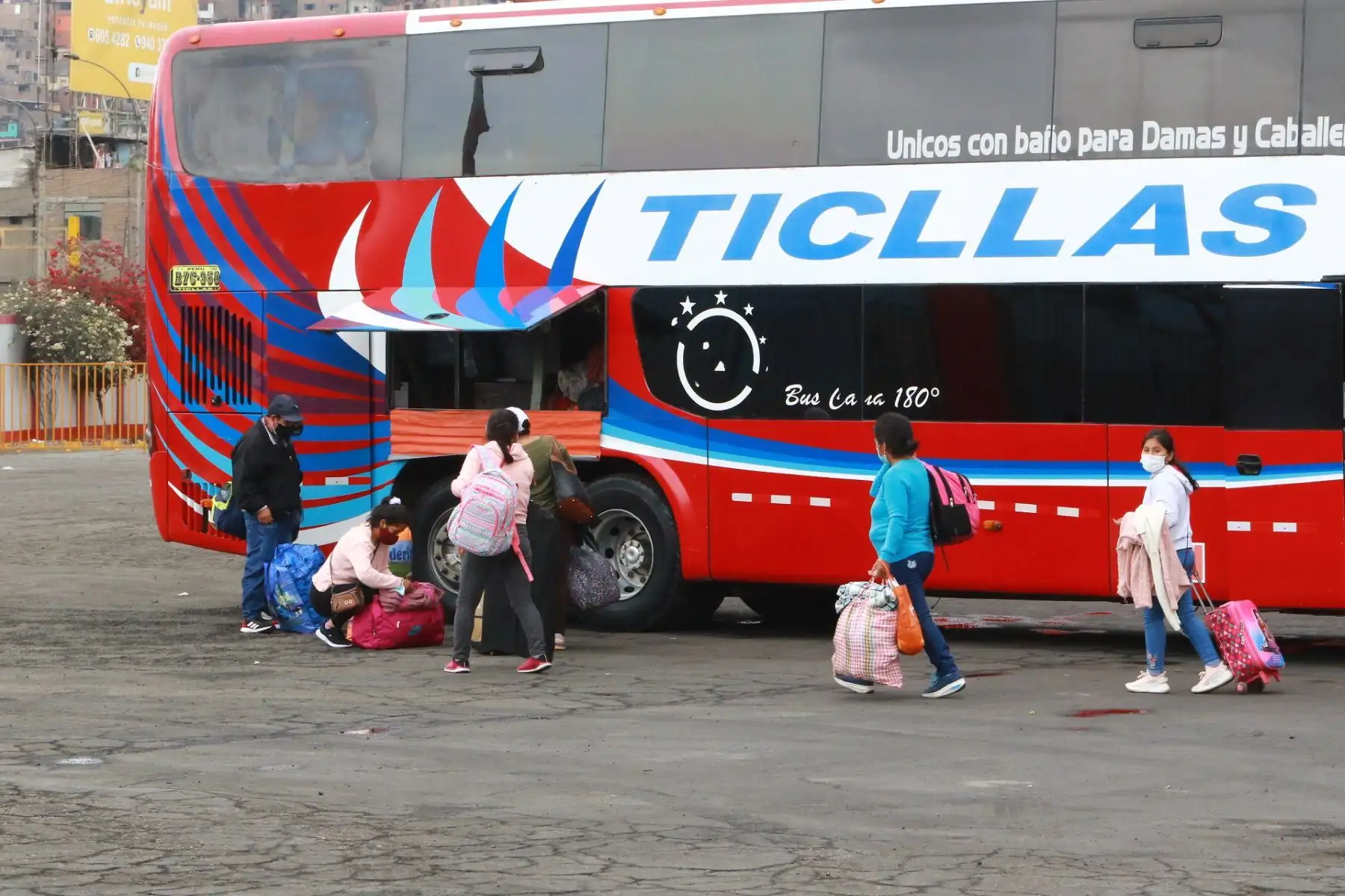 Terminales terrestres de  Yerbateros y Naranjal atienden con normalidad a viajeros, con destino a provincias para recibir el año nuevo.
Foto: ANDINA/Héctor Vinces