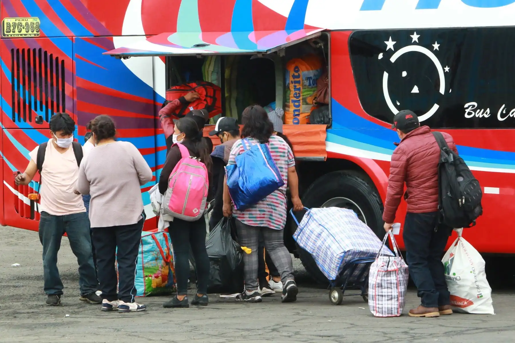 Terminales terrestres de  Yerbateros y Naranjal atienden con normalidad a viajeros, con destino a provincias para recibir el año nuevo.
Foto: ANDINA/Héctor Vinces