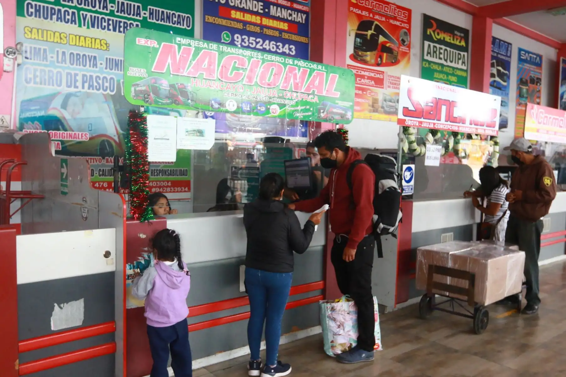 Terminales terrestres de  Yerbateros y Naranjal atienden con normalidad a viajeros, con destino a provincias para recibir el año nuevo.
Foto: ANDINA/Héctor Vinces