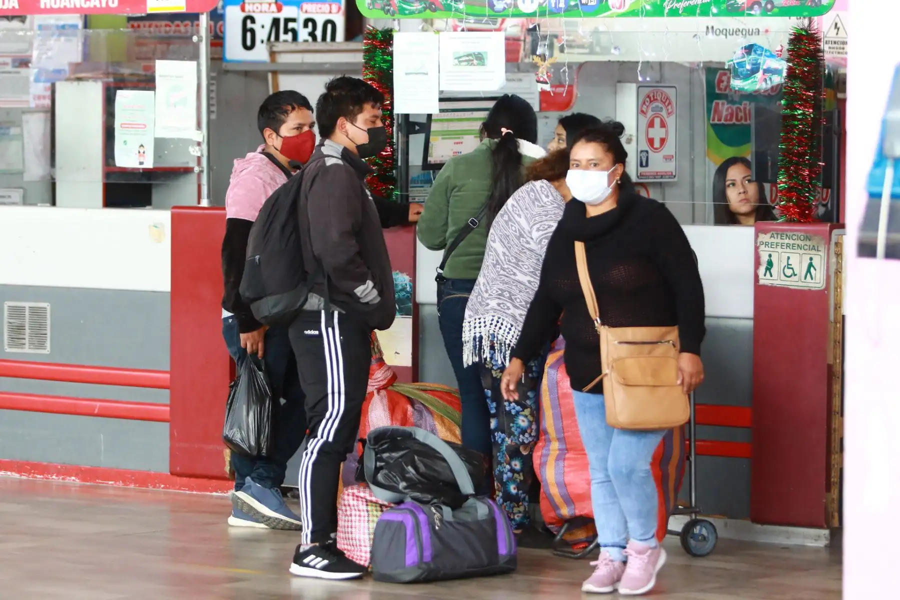 Terminales terrestres de  Yerbateros y Naranjal atienden con normalidad a viajeros, con destino a provincias para recibir el año nuevo.
Foto: ANDINA/Héctor Vinces