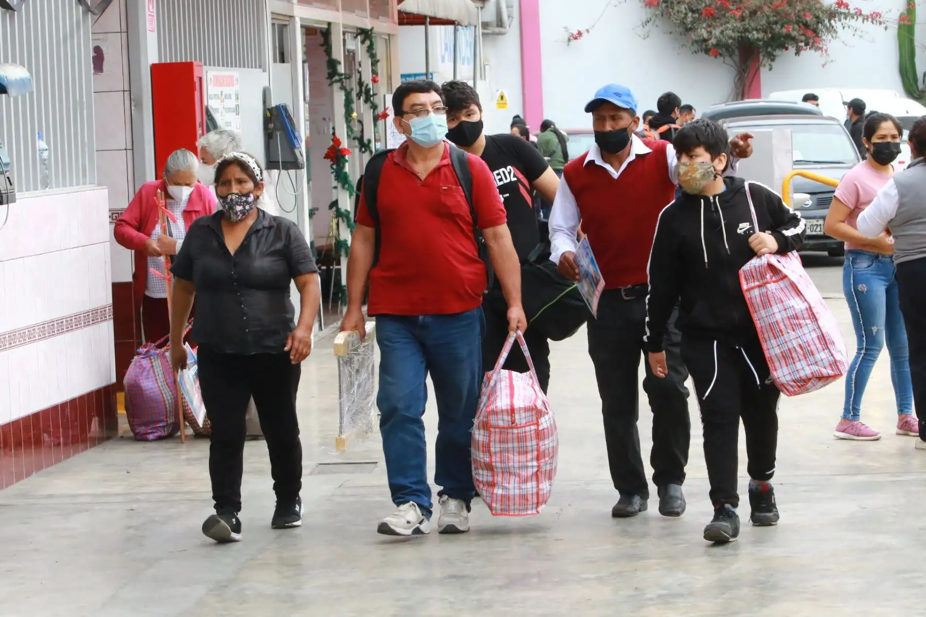 Terminales terrestres de  Yerbateros y Naranjal atienden con normalidad a viajeros, con destino a provincias para recibir el año nuevo.
Foto: ANDINA/Héctor Vinces